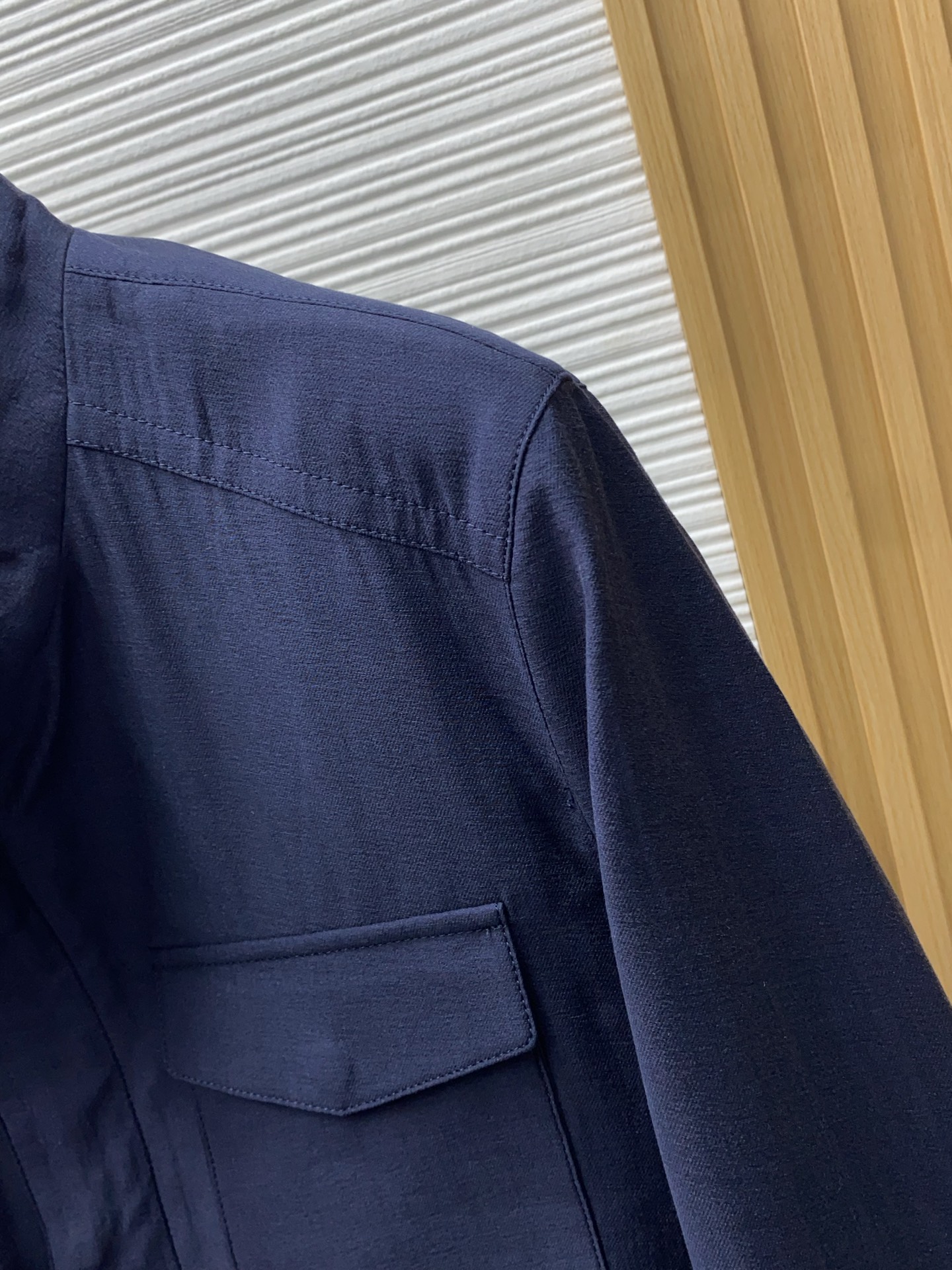 loro Piana 诺悠翩雅 2026新款男士休闲麻棉夹克外套。穿上简约干练的休闲外套，瞬间重回时髦霸