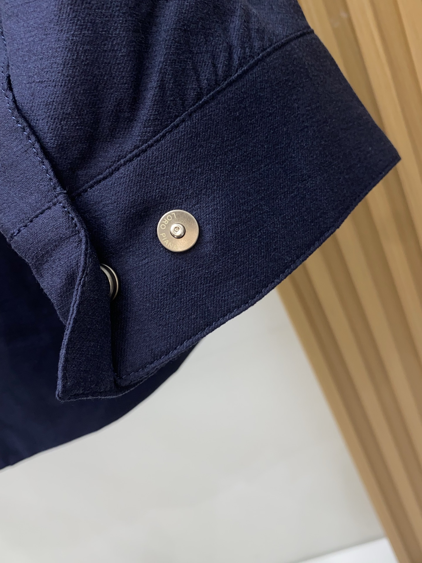 loro Piana 诺悠翩雅 2026新款男士休闲麻棉夹克外套。穿上简约干练的休闲外套，瞬间重回时髦霸