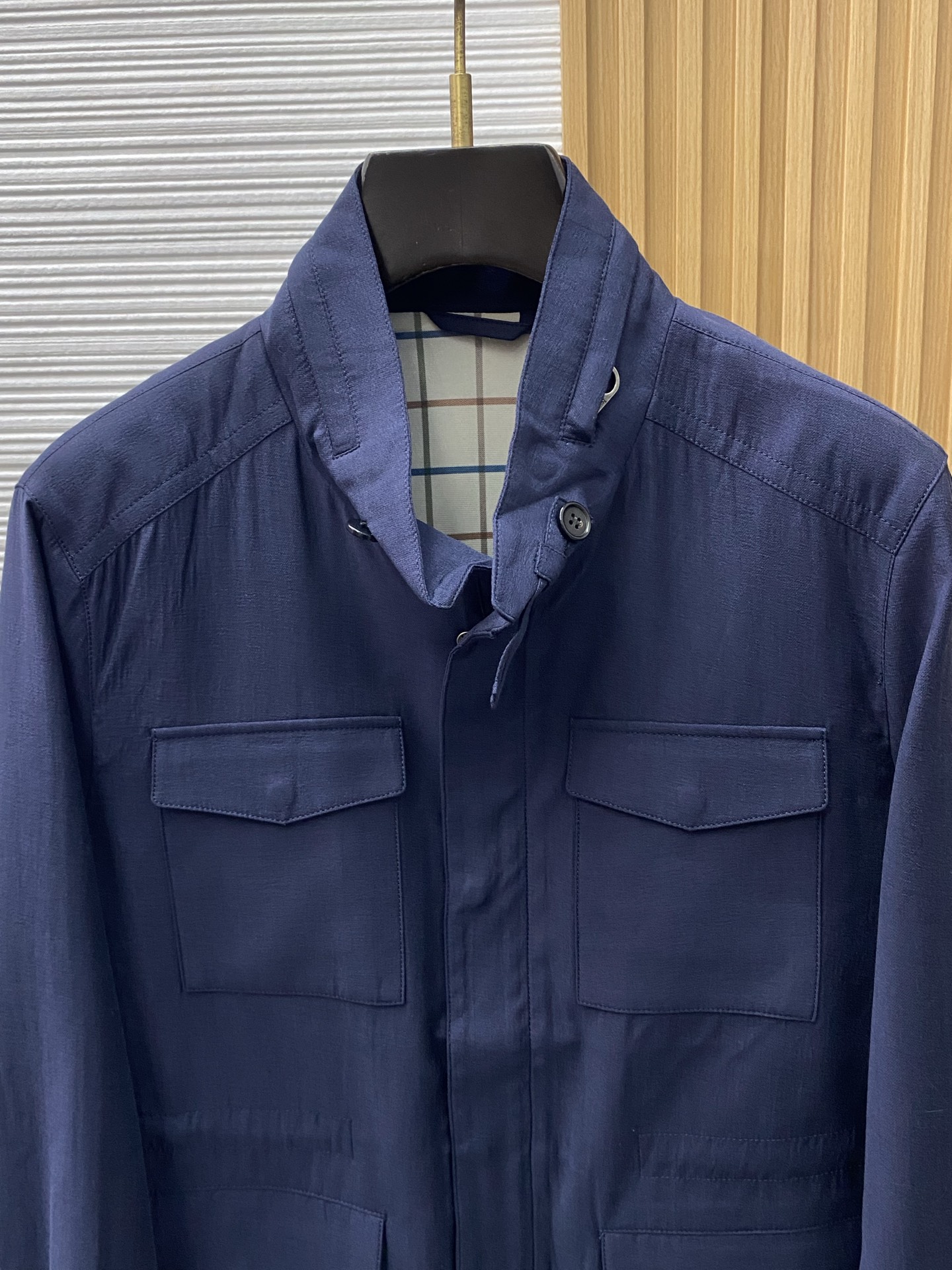 loro Piana 诺悠翩雅 2026新款男士休闲麻棉夹克外套。穿上简约干练的休闲外套，瞬间重回时髦霸