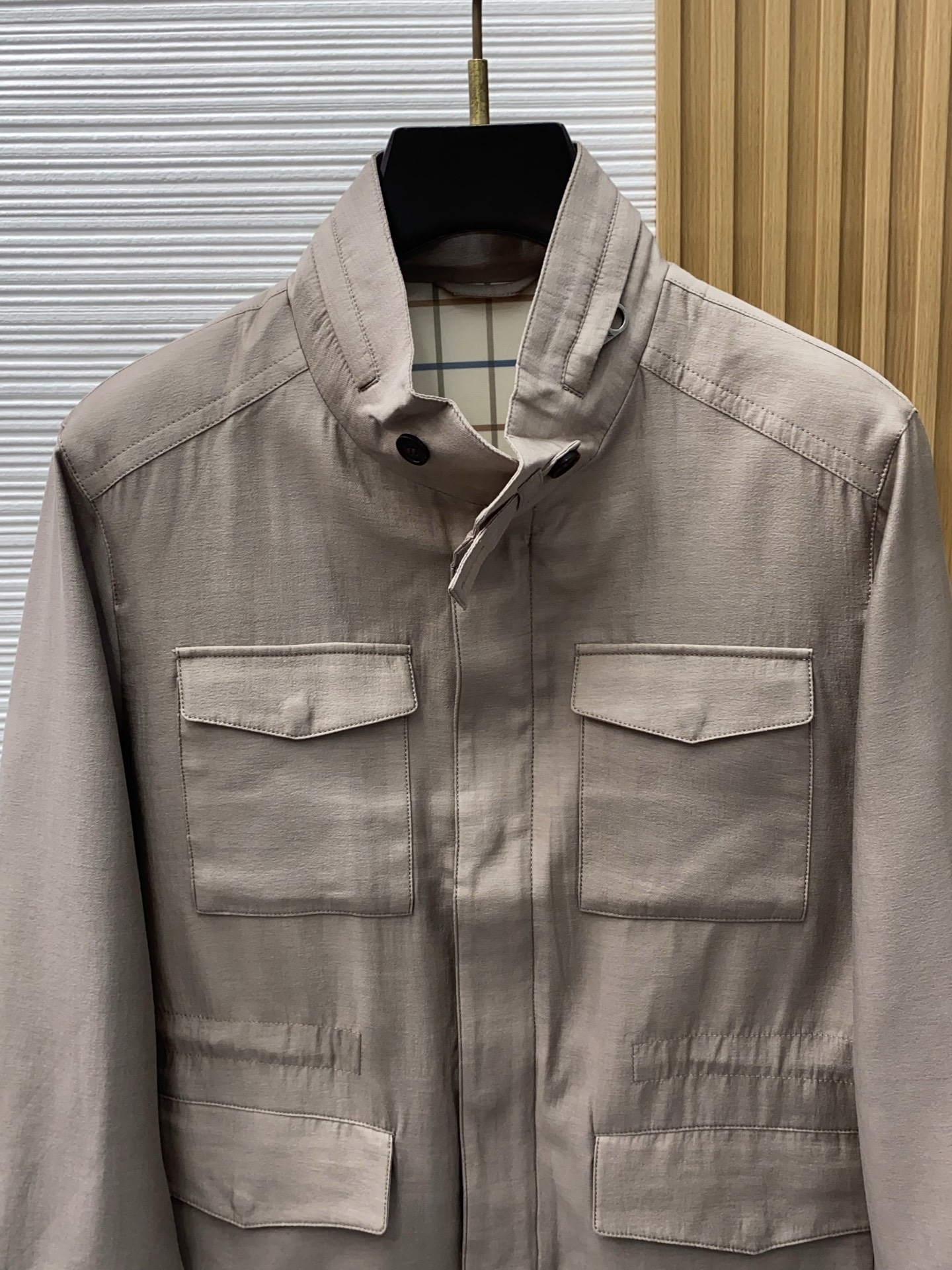 loro Piana 诺悠翩雅 2026新款男士休闲麻棉夹克外套。穿上简约干练的休闲外套，瞬间重回时髦霸