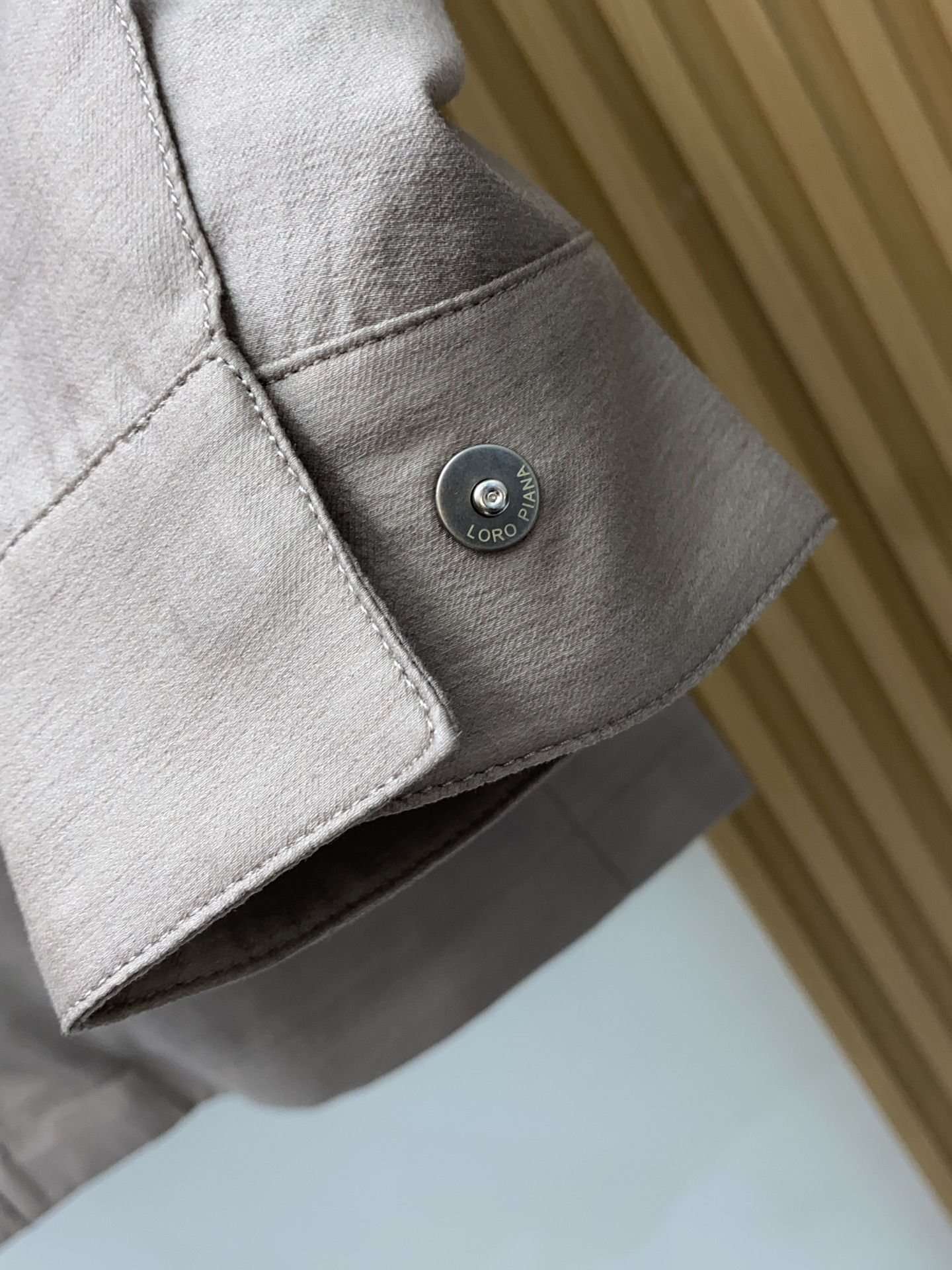 loro Piana 诺悠翩雅 2026新款男士休闲麻棉夹克外套。穿上简约干练的休闲外套，瞬间重回时髦霸