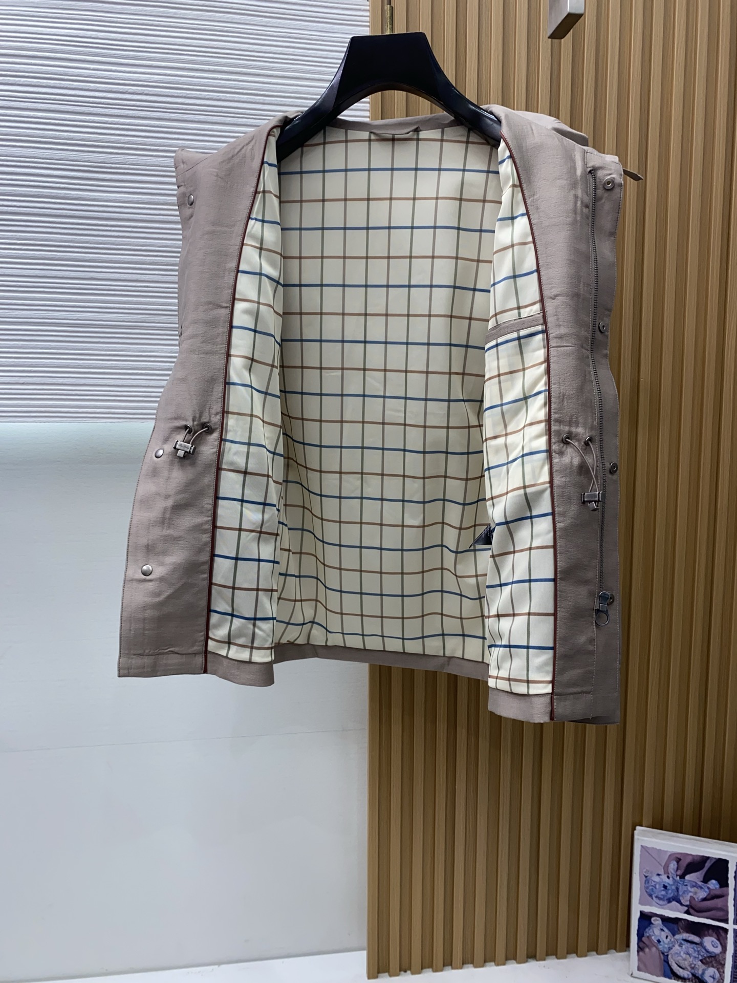 loro Piana 诺悠翩雅 2026新款男士休闲麻棉夹克外套。穿上简约干练的休闲外套，瞬间重回时髦霸