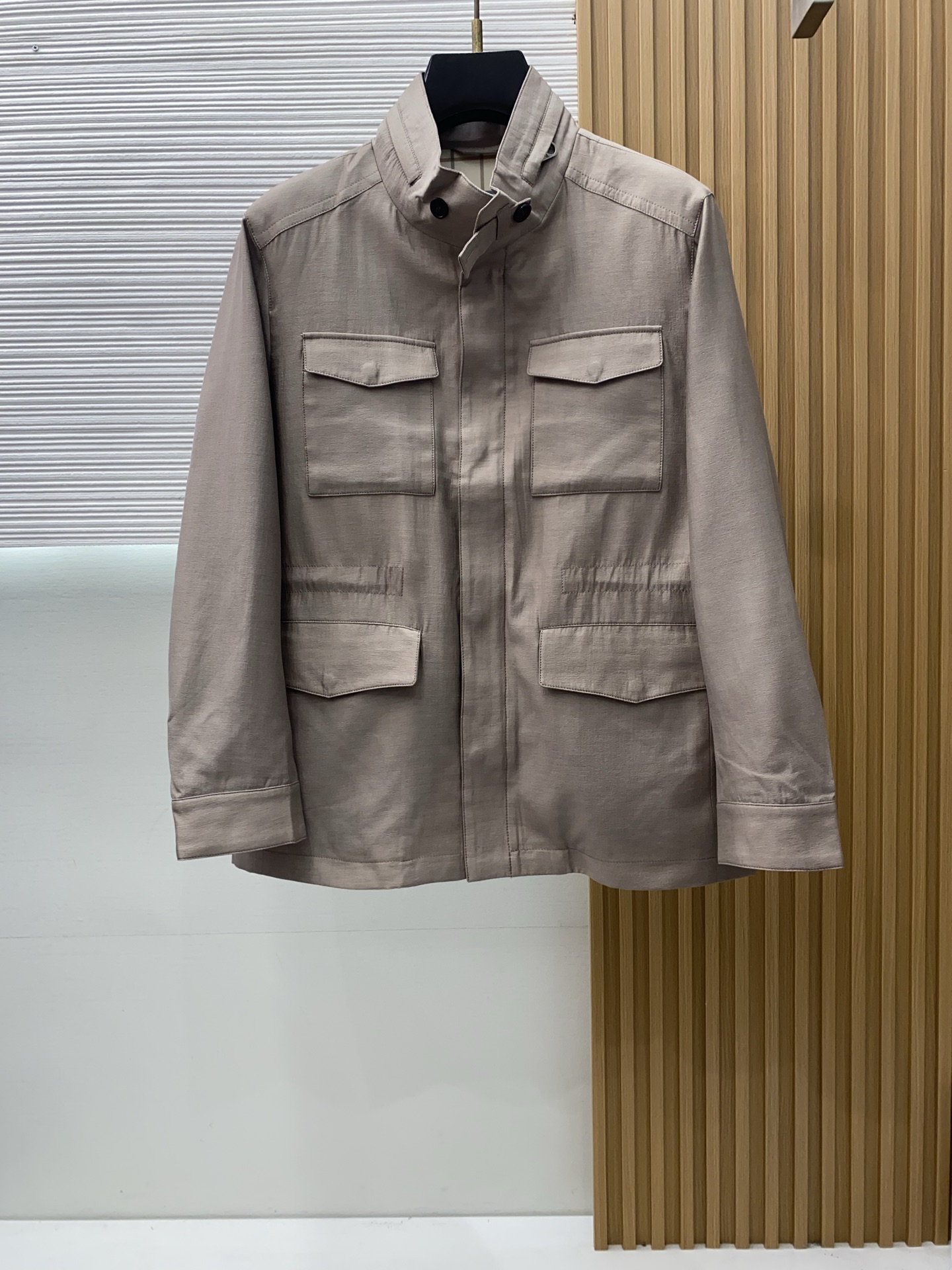 loro Piana 诺悠翩雅 2026新款男士休闲麻棉夹克外套。穿上简约干练的休闲外套，瞬间重回时髦霸