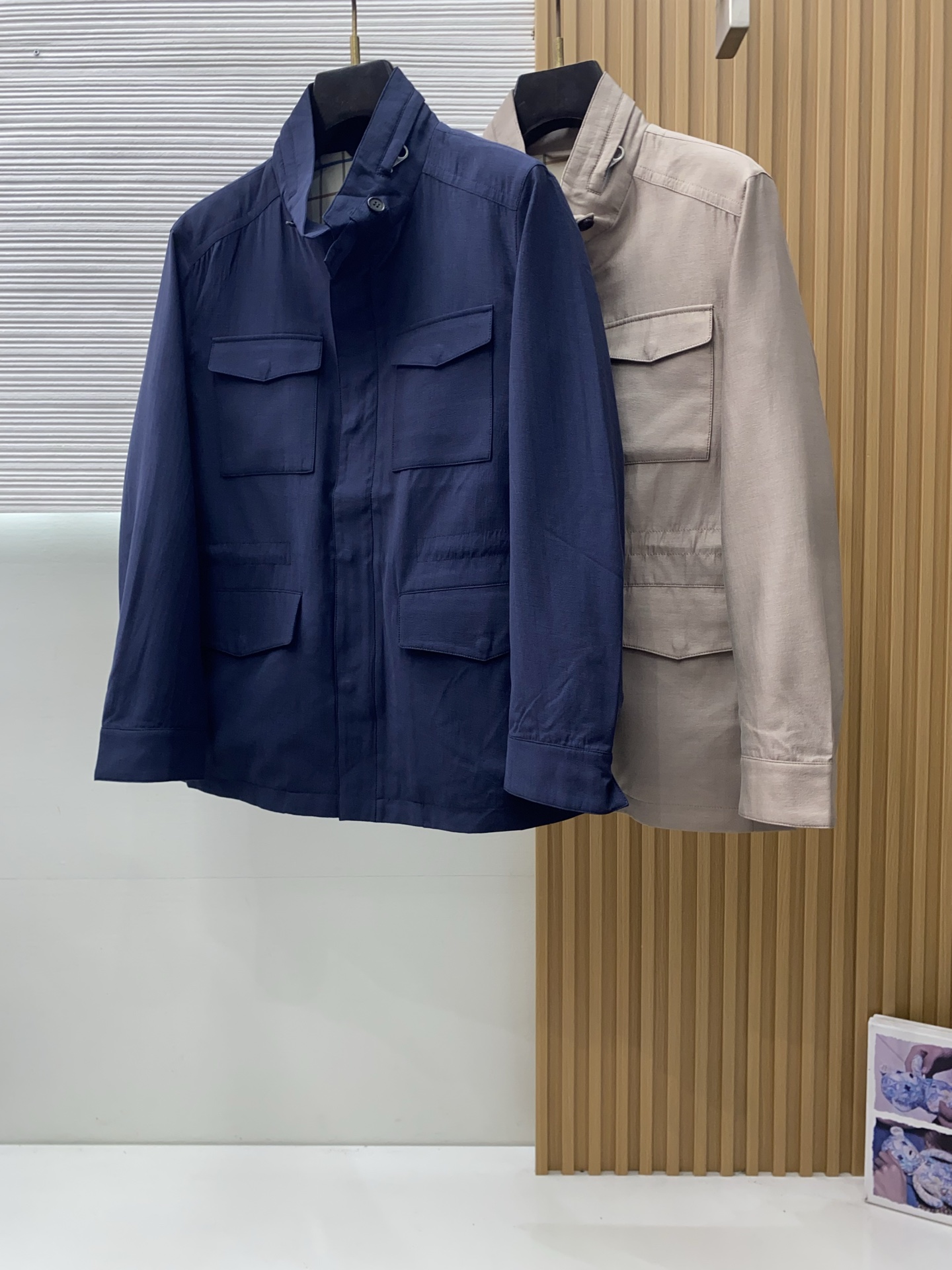 loro Piana 诺悠翩雅 2026新款男士休闲麻棉夹克外套。穿上简约干练的休闲外套，瞬间重回时髦霸