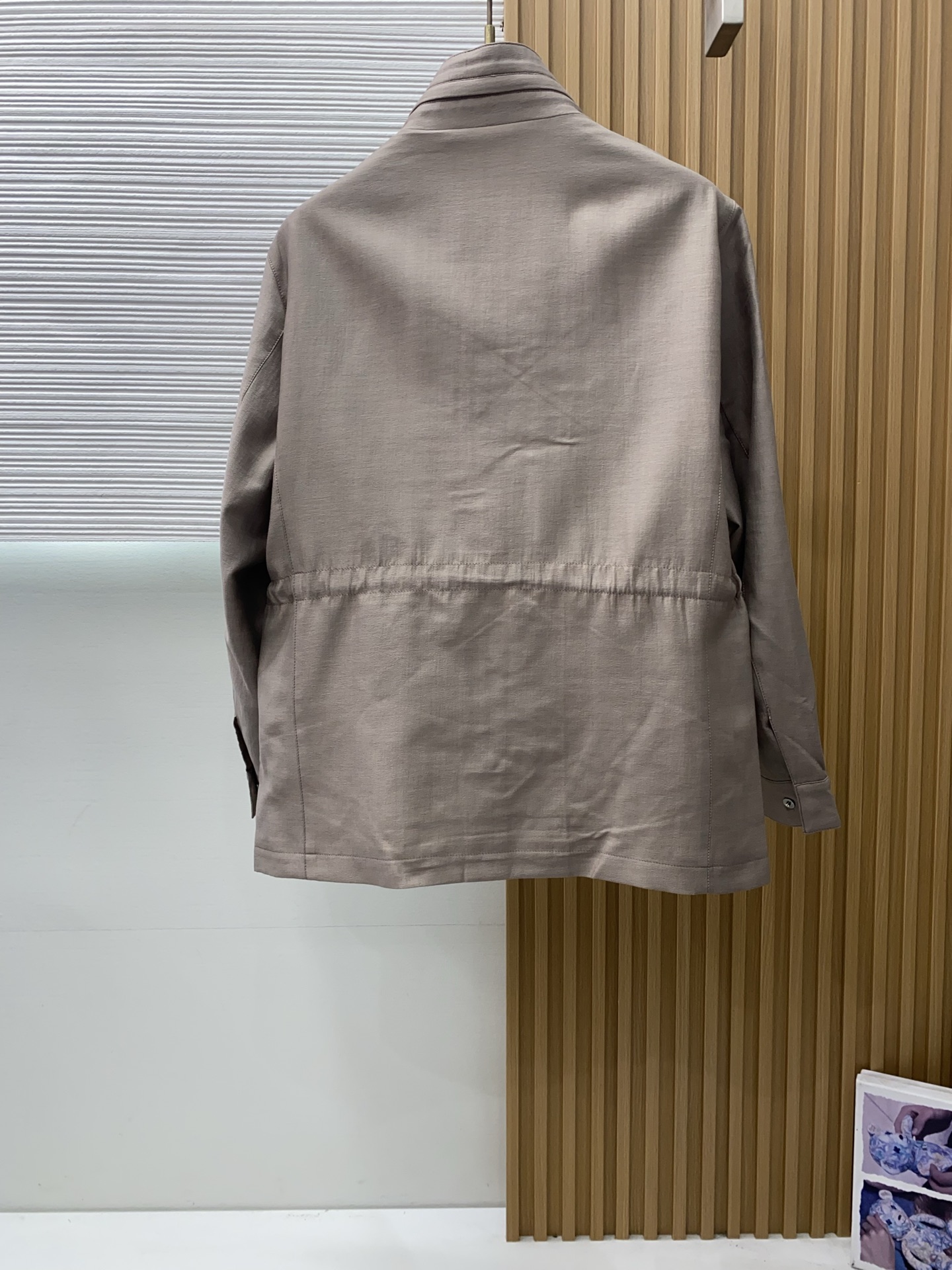 loro Piana 诺悠翩雅 2026新款男士休闲麻棉夹克外套。穿上简约干练的休闲外套，瞬间重回时髦霸