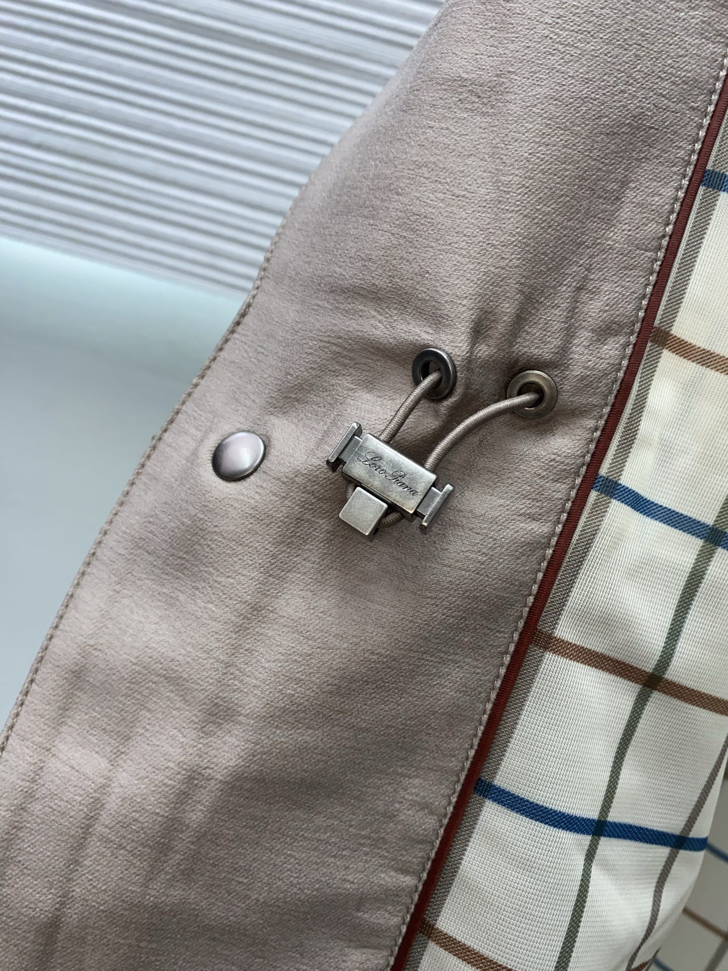 loro Piana 诺悠翩雅 2026新款男士休闲麻棉夹克外套。穿上简约干练的休闲外套，瞬间重回时髦霸