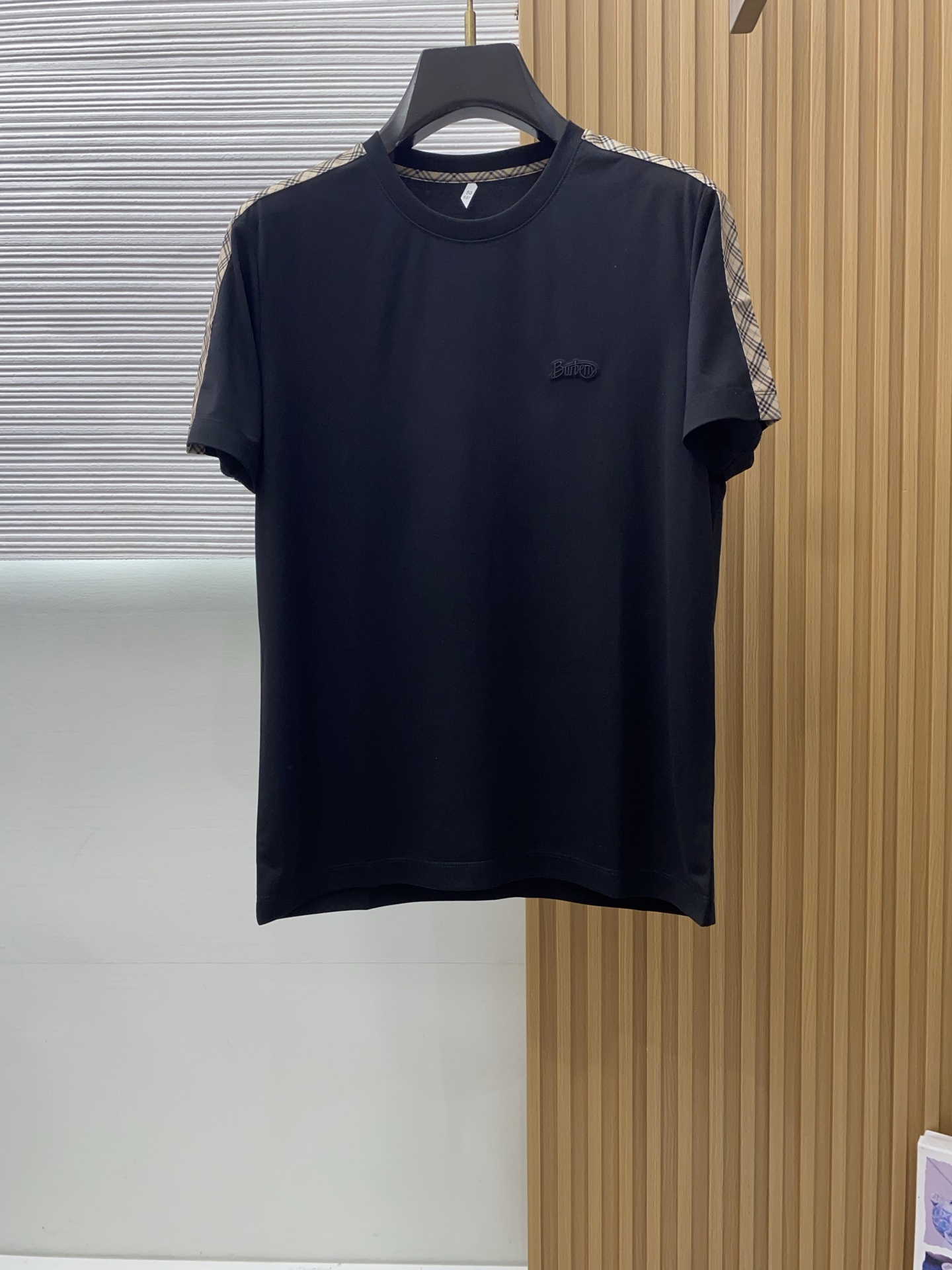 巴宝莉 2026s经典时尚短袖 ，贸易公司渠道订单，简约大气，时尚百搭，品相更是无法挑剔！选用客供进口丝