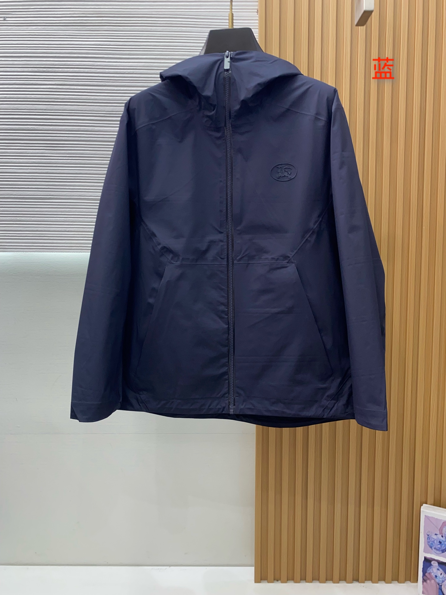巴宝莉 2026新款男士休闲定制无缝冲锋防晒夹克外套。穿上简约干练的休闲外套，瞬间重回时髦霸气，又是活力