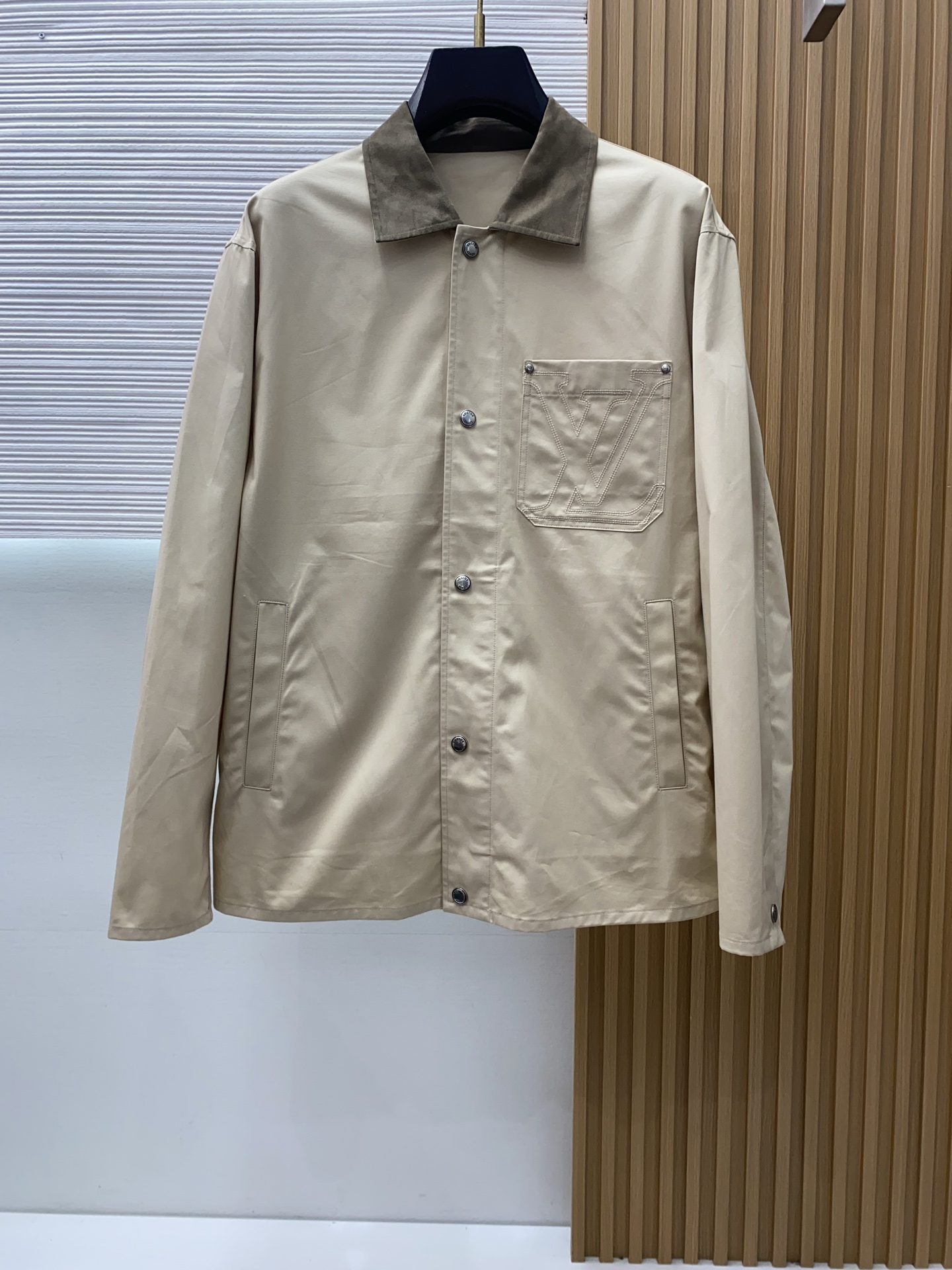 1v路易威登 2026新款男士休闲商务翻领夹克外套。定制面料穿上简约干练的休闲外套，瞬间重回时髦霸气，又