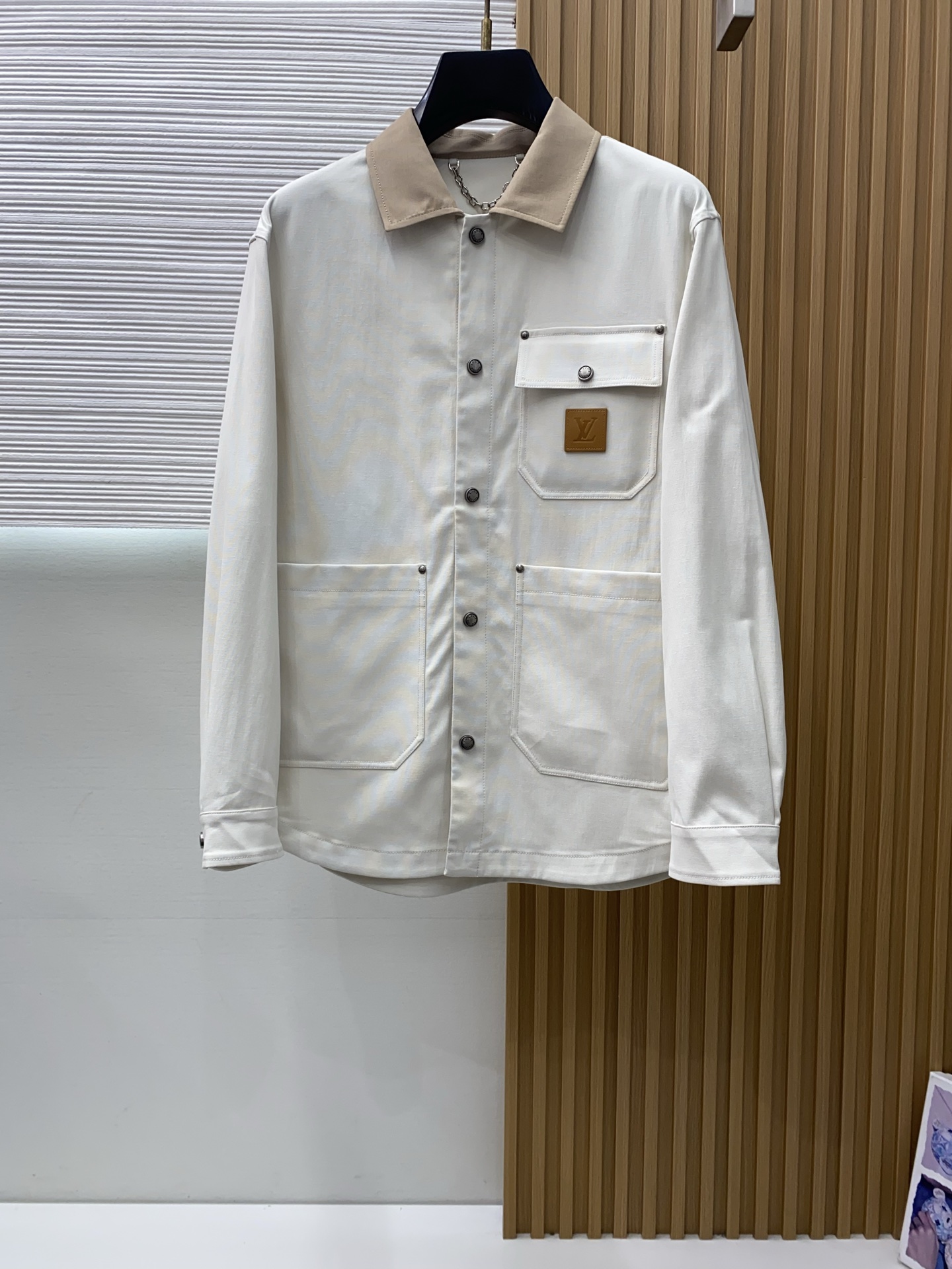 1v路易威登 2026新款男士休闲商务翻领夹克外套。定制面料穿上简约干练的休闲外套，瞬间重回时髦霸气，又