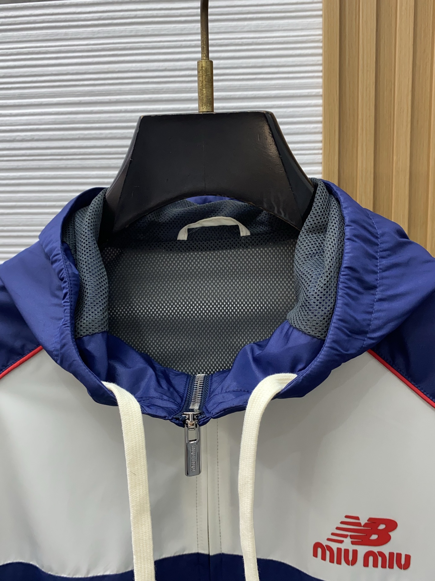谬谬 2026新款男士休闲商务连帽夹克外套。定制面料穿上简约干练的休闲外套，瞬间重回时髦霸气，又是活力满