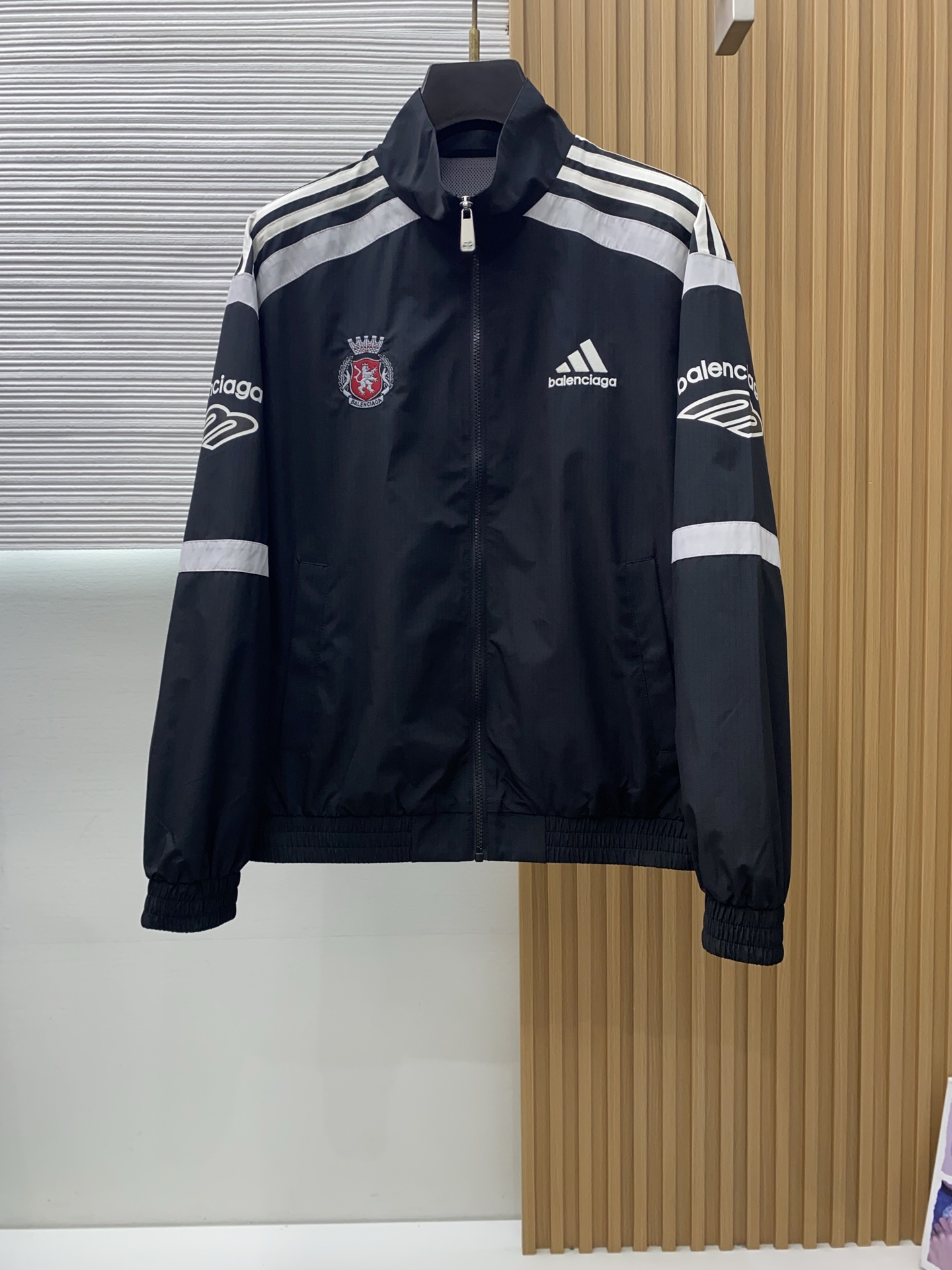 巴黎世家 2026新款男士休闲定制立领夹克外套。穿上简约干练的休闲外套，又是活力满满的状态。最流行的拉链