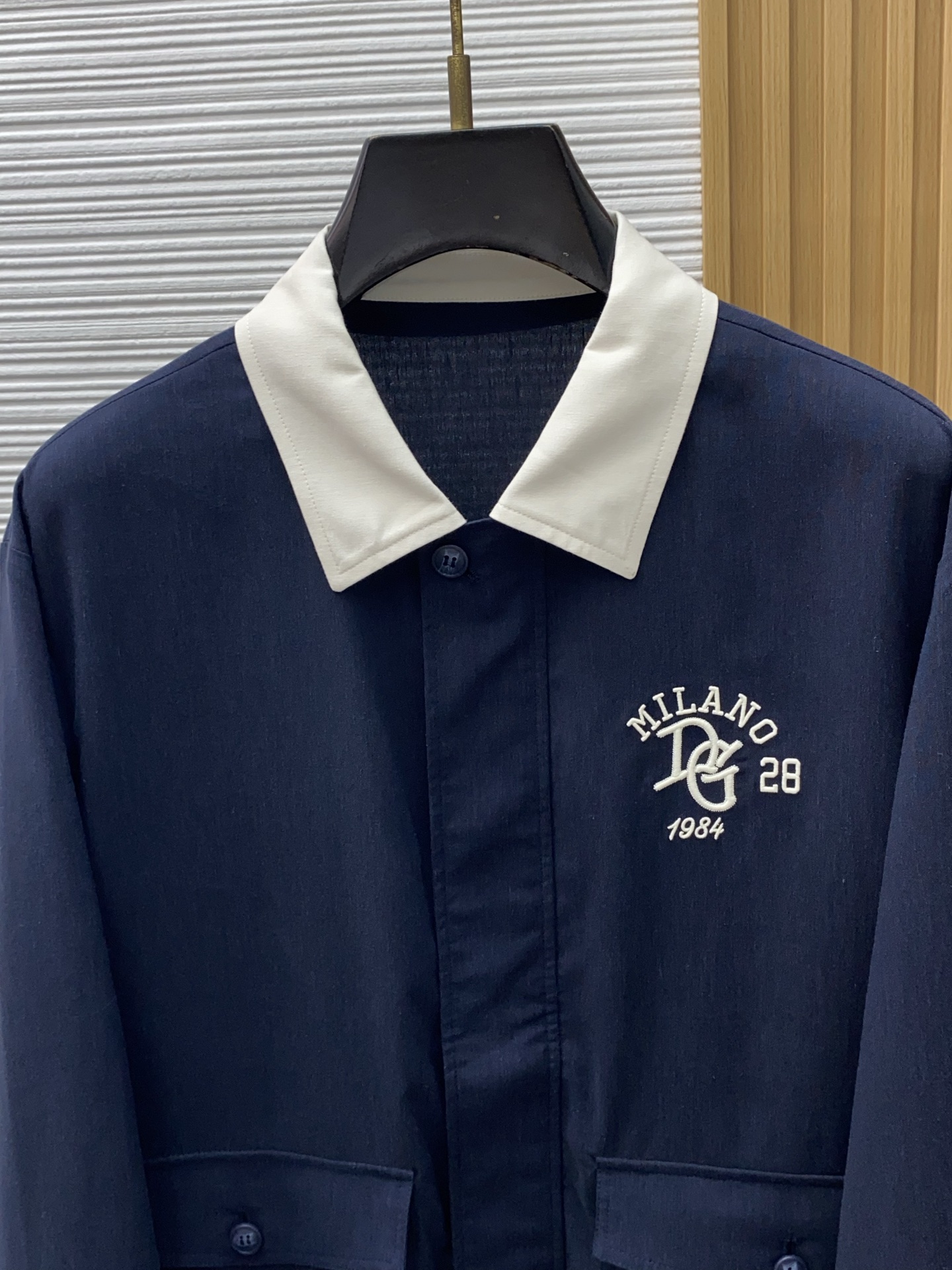 DG杜嘉班纳、2026春夏新品男士外套，以经典翻领设计诠释意式风尚。衣领融入撞色元素，巧妙构筑鲜明层次。