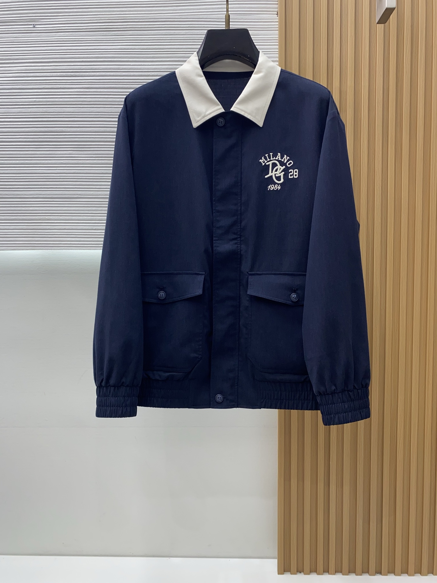 DG杜嘉班纳、2026春夏新品男士外套，以经典翻领设计诠释意式风尚。衣领融入撞色元素，巧妙构筑鲜明层次。