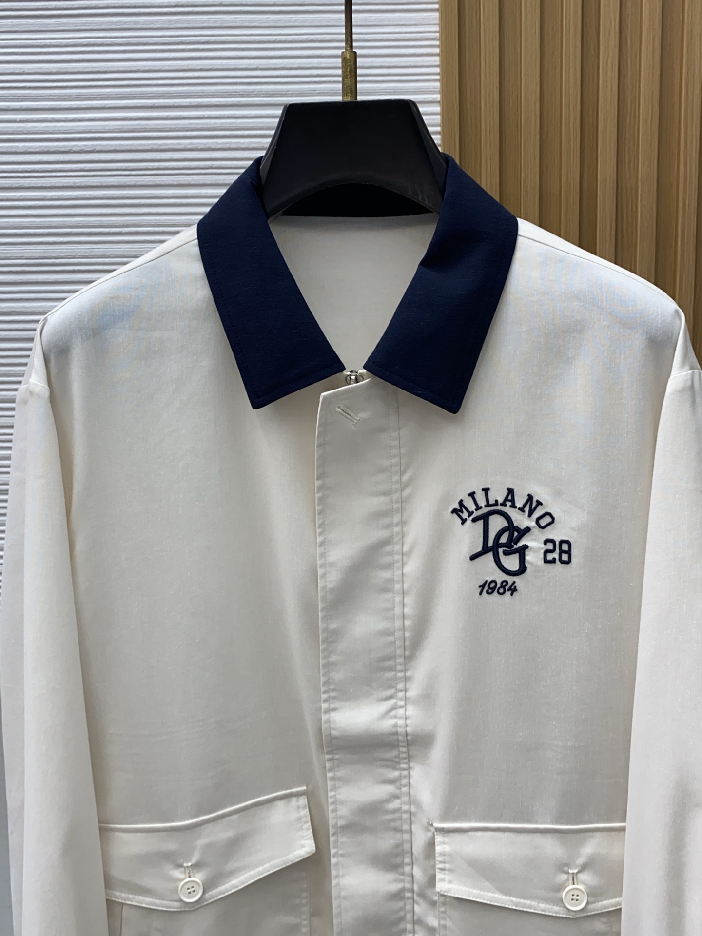 DG杜嘉班纳、2026春夏新品男士外套，以经典翻领设计诠释意式风尚。衣领融入撞色元素，巧妙构筑鲜明层次。