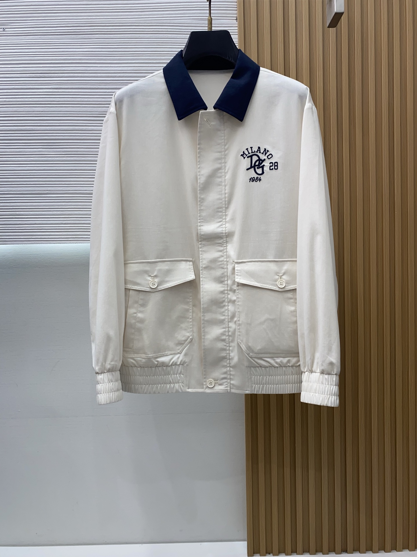 DG杜嘉班纳、2026春夏新品男士外套，以经典翻领设计诠释意式风尚。衣领融入撞色元素，巧妙构筑鲜明层次。