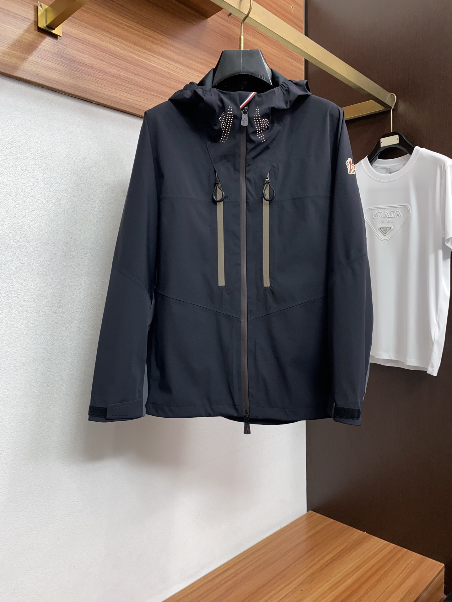 蒙口 2026春夏新款男士休闲定制冲锋夹克外套。穿上简约干练的休闲外套，瞬间重回时髦霸气，又是活力满满的