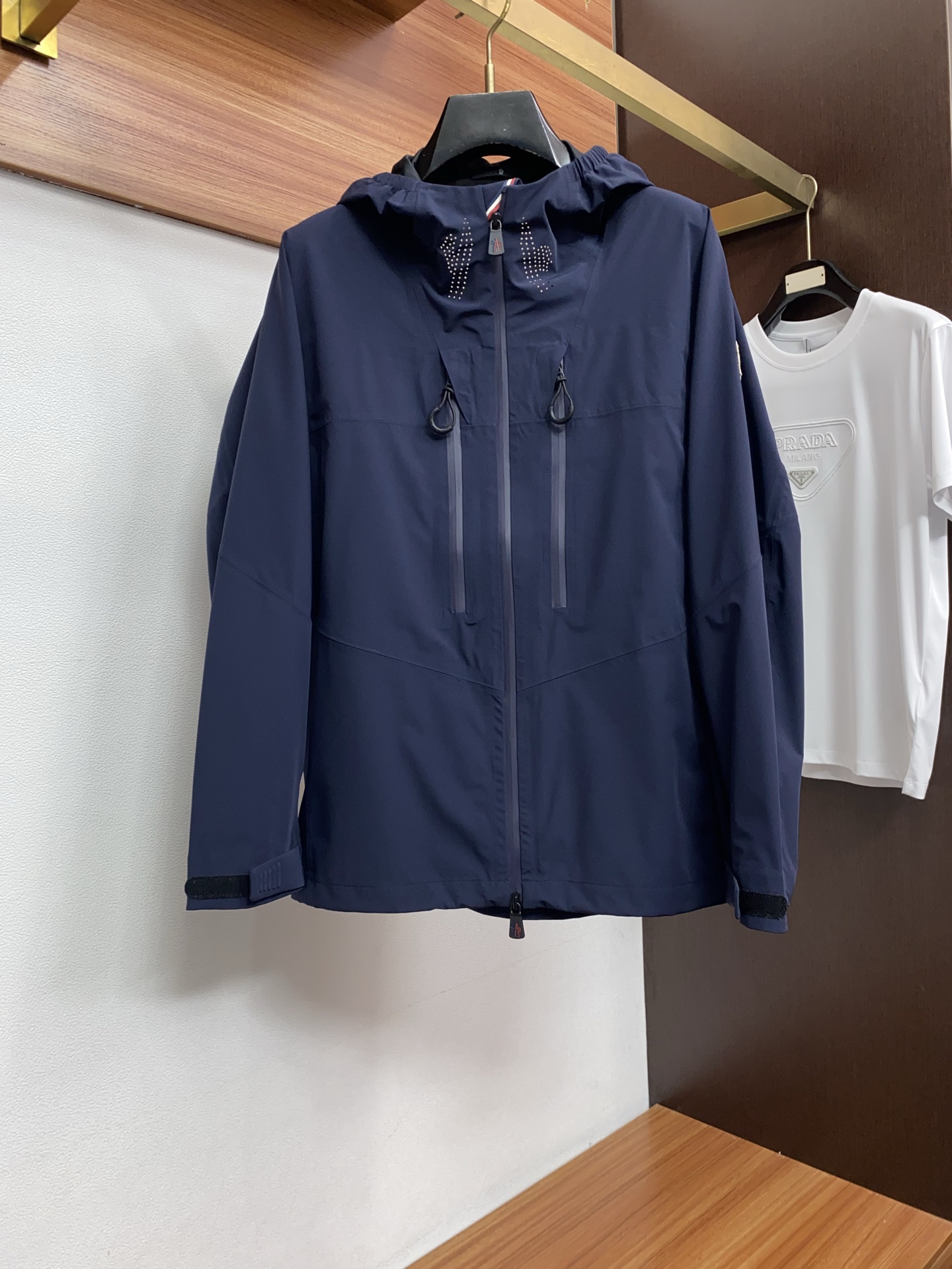 蒙口 2026春夏新款男士休闲定制冲锋夹克外套。穿上简约干练的休闲外套，瞬间重回时髦霸气，又是活力满满的