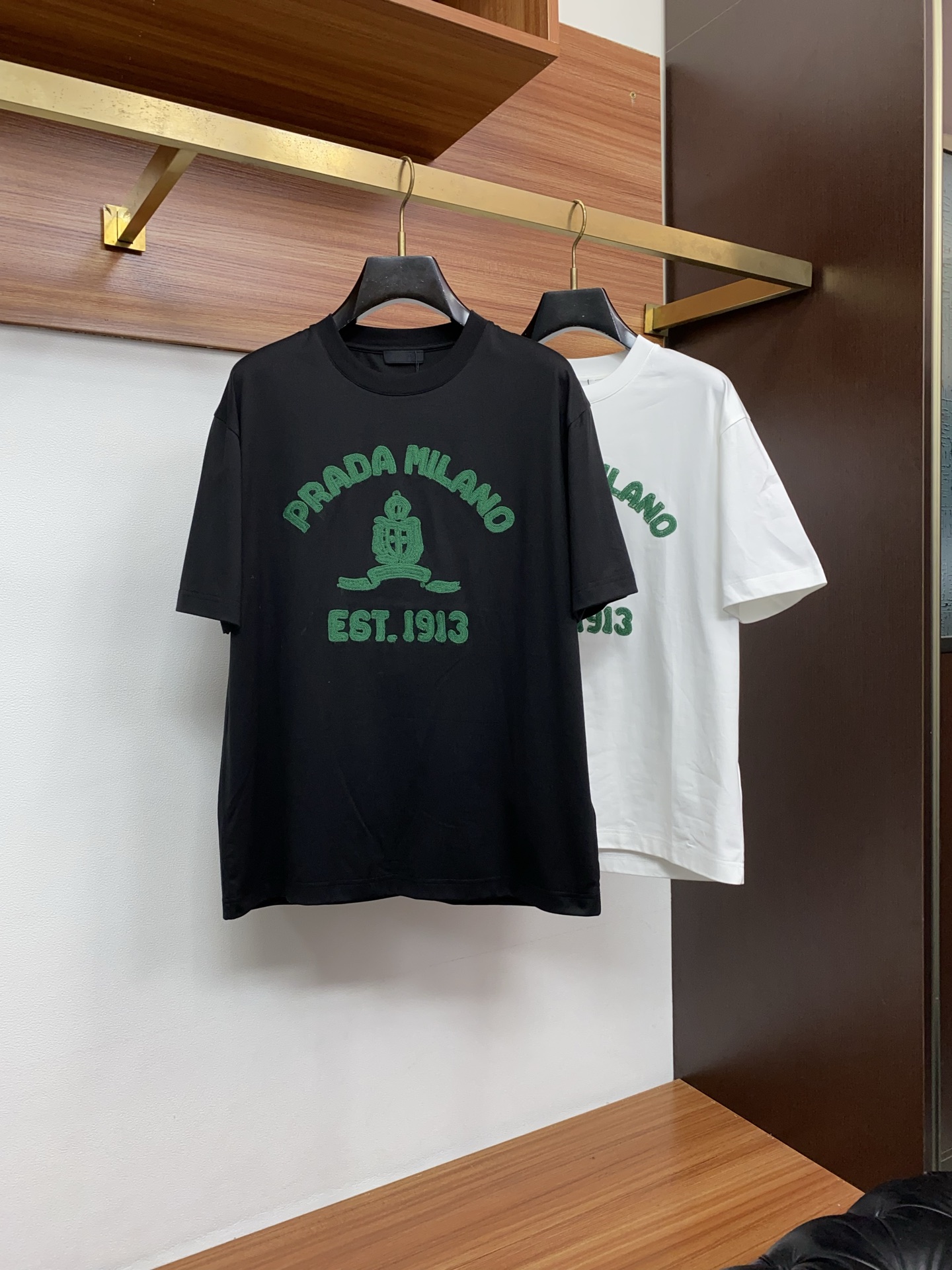 普拉达 26SS春夏新款 纯棉质圆微阔领短袖 男士基础款纯白专柜短袖T恤衫！贸易公司渠道稀出，同步官网发