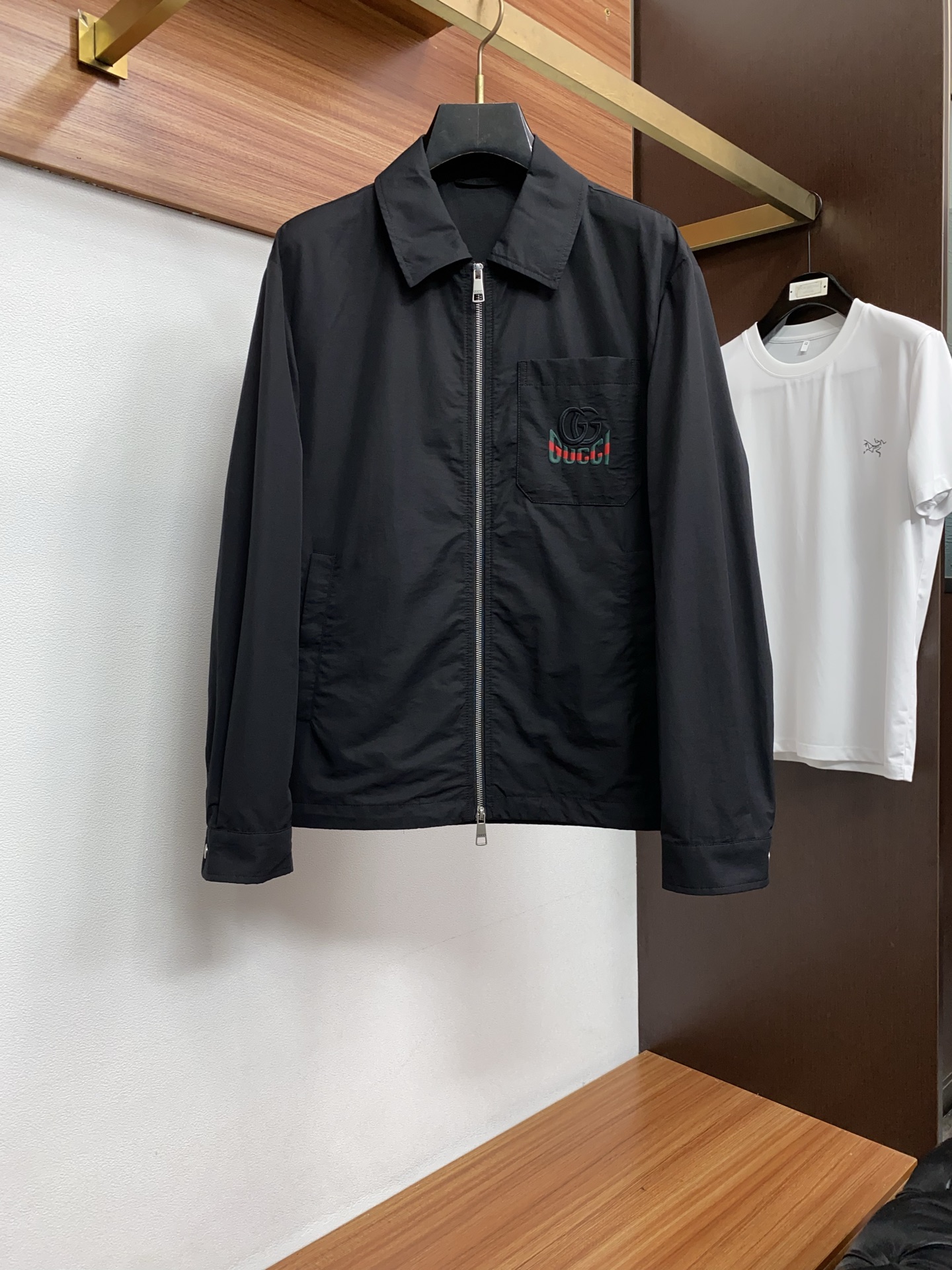 古奇 2026新款男士休闲定制翻领 夹克外套。穿上简约干练的休闲外套，又是活力满满的状态。最流行的拉链设