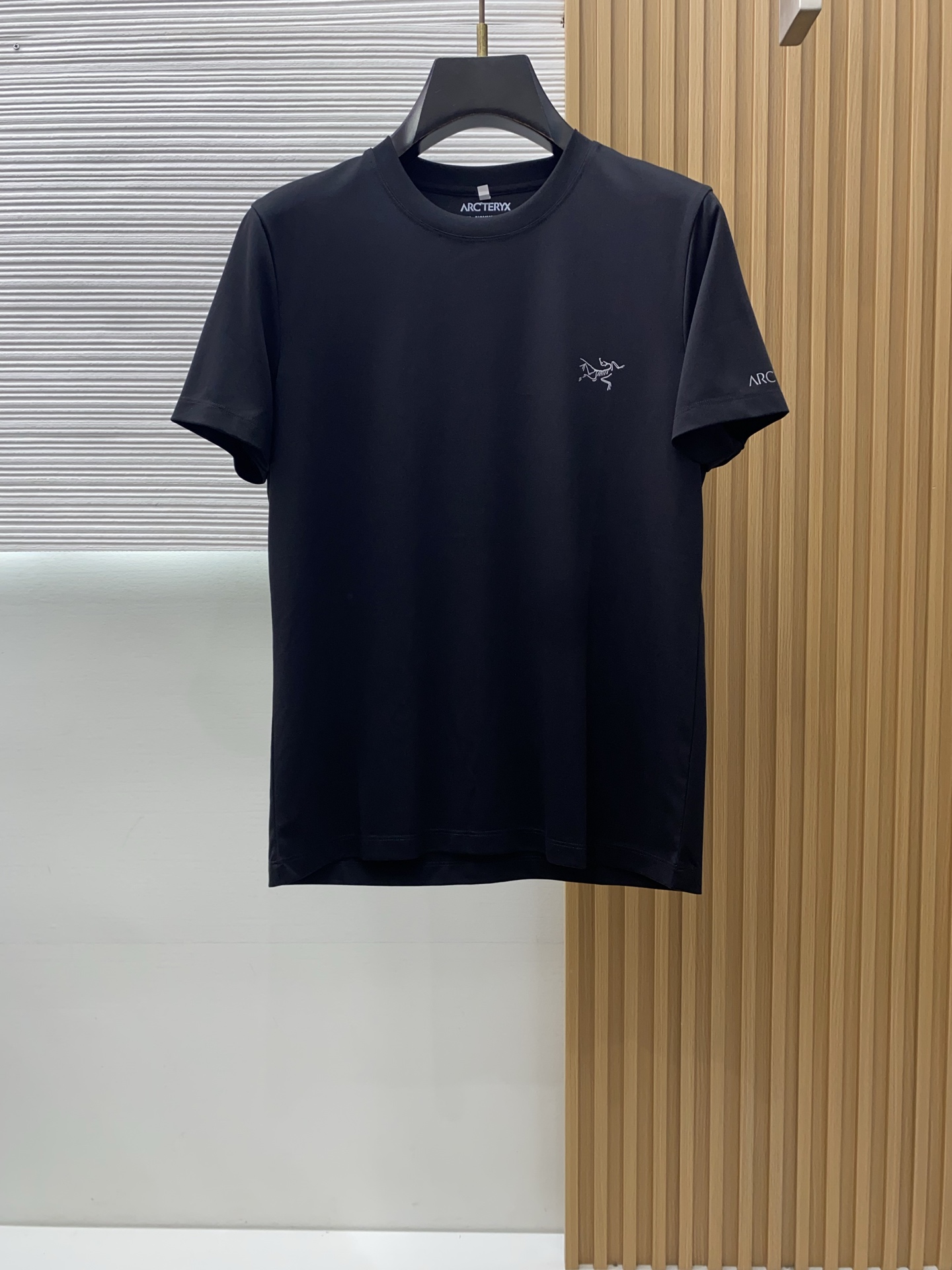 始祖鸟 2026春夏新款首发专柜最新款圆领短袖 高端订制 设计前卫时尚！品牌logo重工艺设计 高端定制