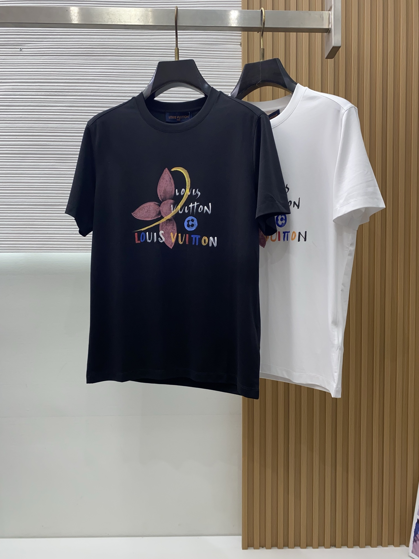 1v路易威登 2026春夏新款首发专柜最新款圆领短袖 高端订制 设计前卫时尚！品牌logo重工艺设计 高