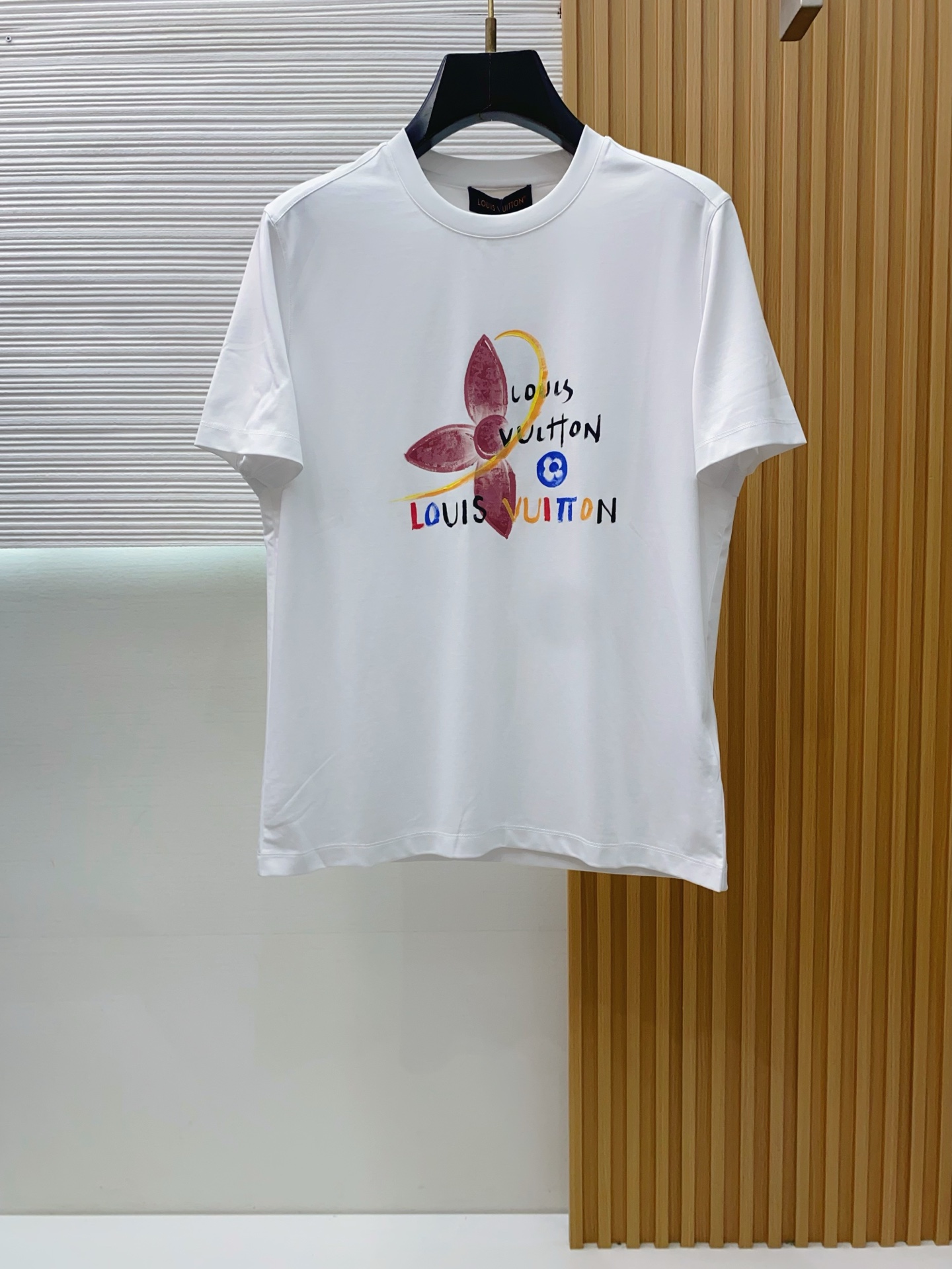1v路易威登 2026春夏新款首发专柜最新款圆领短袖 高端订制 设计前卫时尚！品牌logo重工艺设计 高