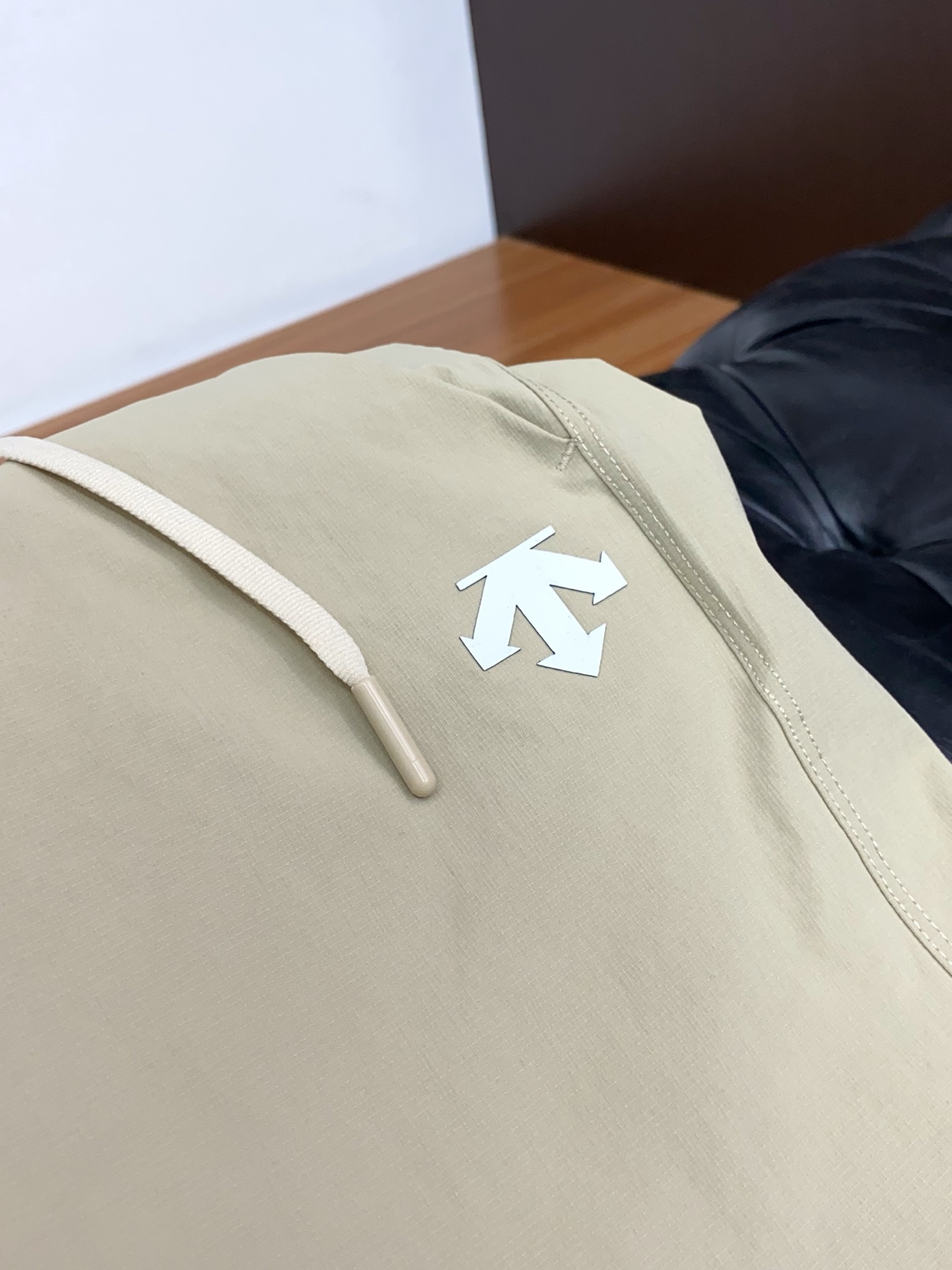 迪桑特 春夏新款休闲短裤 品牌经典系列 速干面料 舒适度极好，手触感强烈。原版品牌logo 辨识度极高 