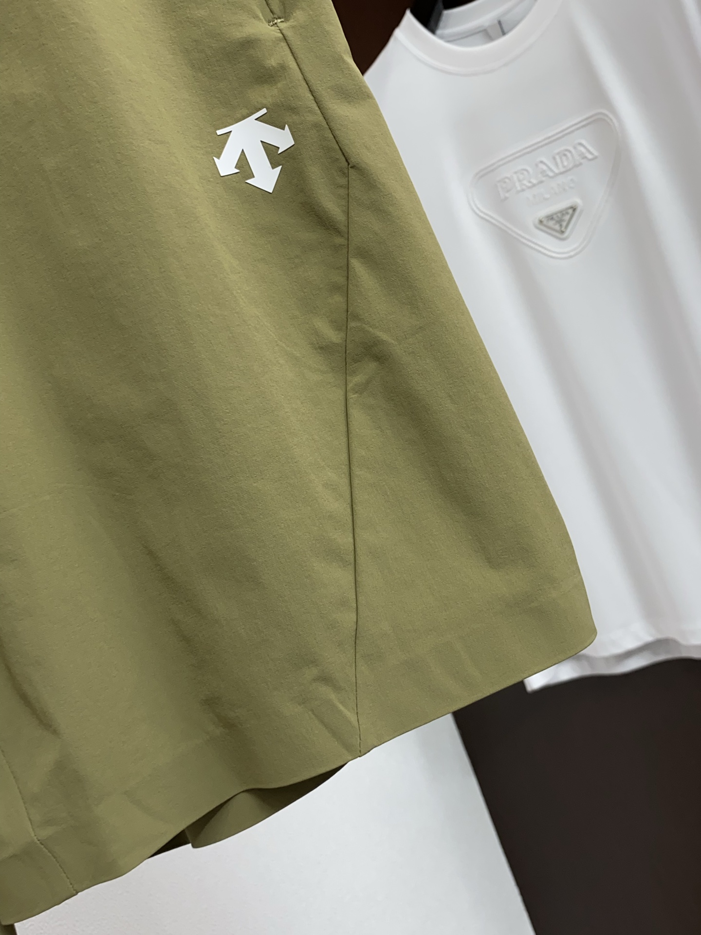 迪桑特 春夏新款休闲短裤 品牌经典系列 速干面料 舒适度极好，手触感强烈。原版品牌logo 辨识度极高 