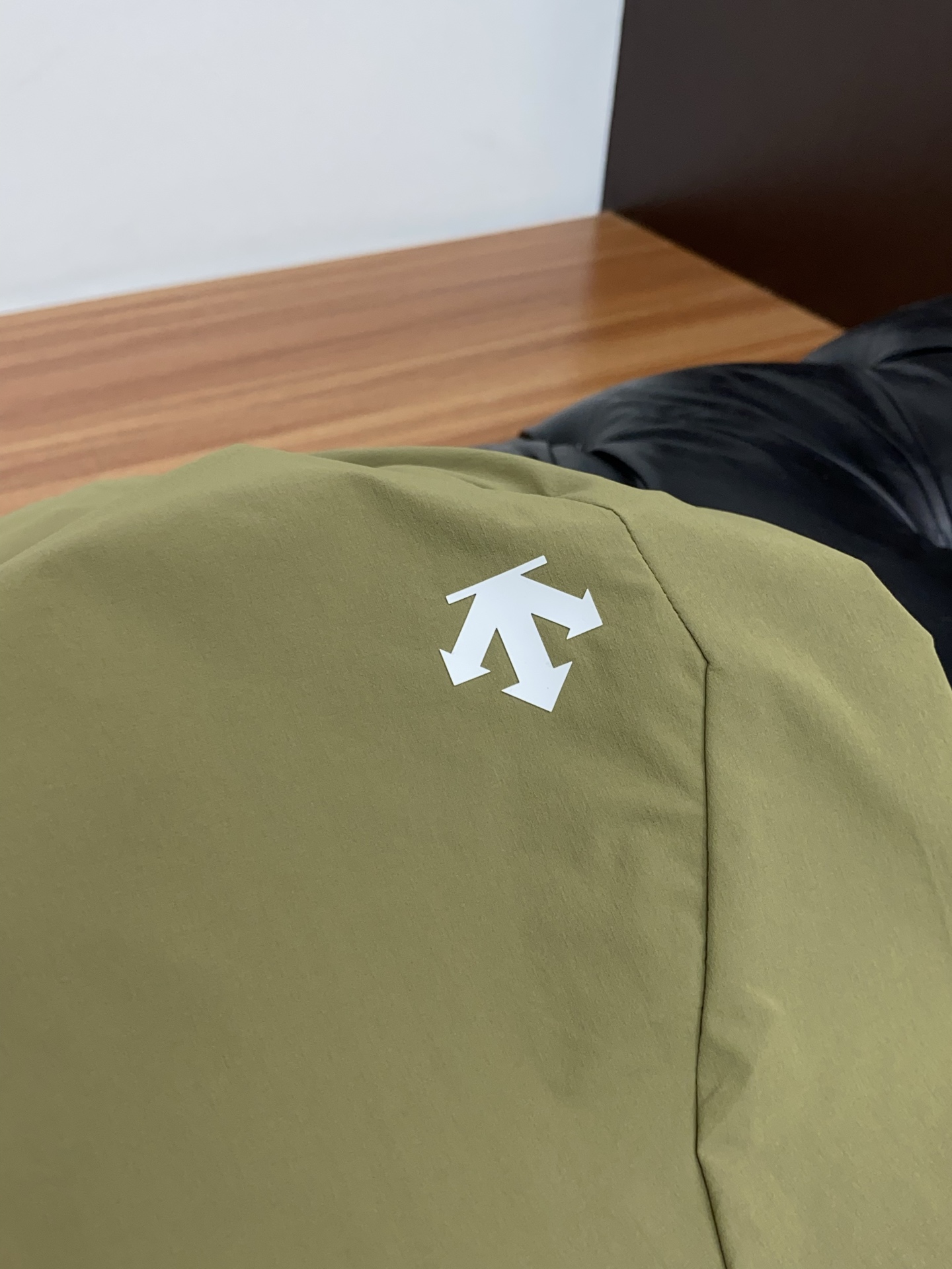 迪桑特 春夏新款休闲短裤 品牌经典系列 速干面料 舒适度极好，手触感强烈。原版品牌logo 辨识度极高 