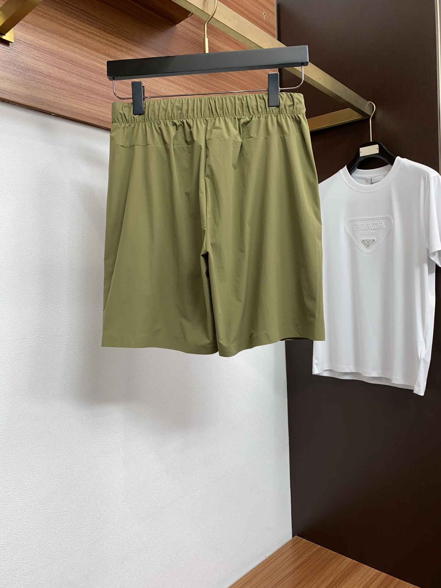 迪桑特 春夏新款休闲短裤 品牌经典系列 速干面料 舒适度极好，手触感强烈。原版品牌logo 辨识度极高 