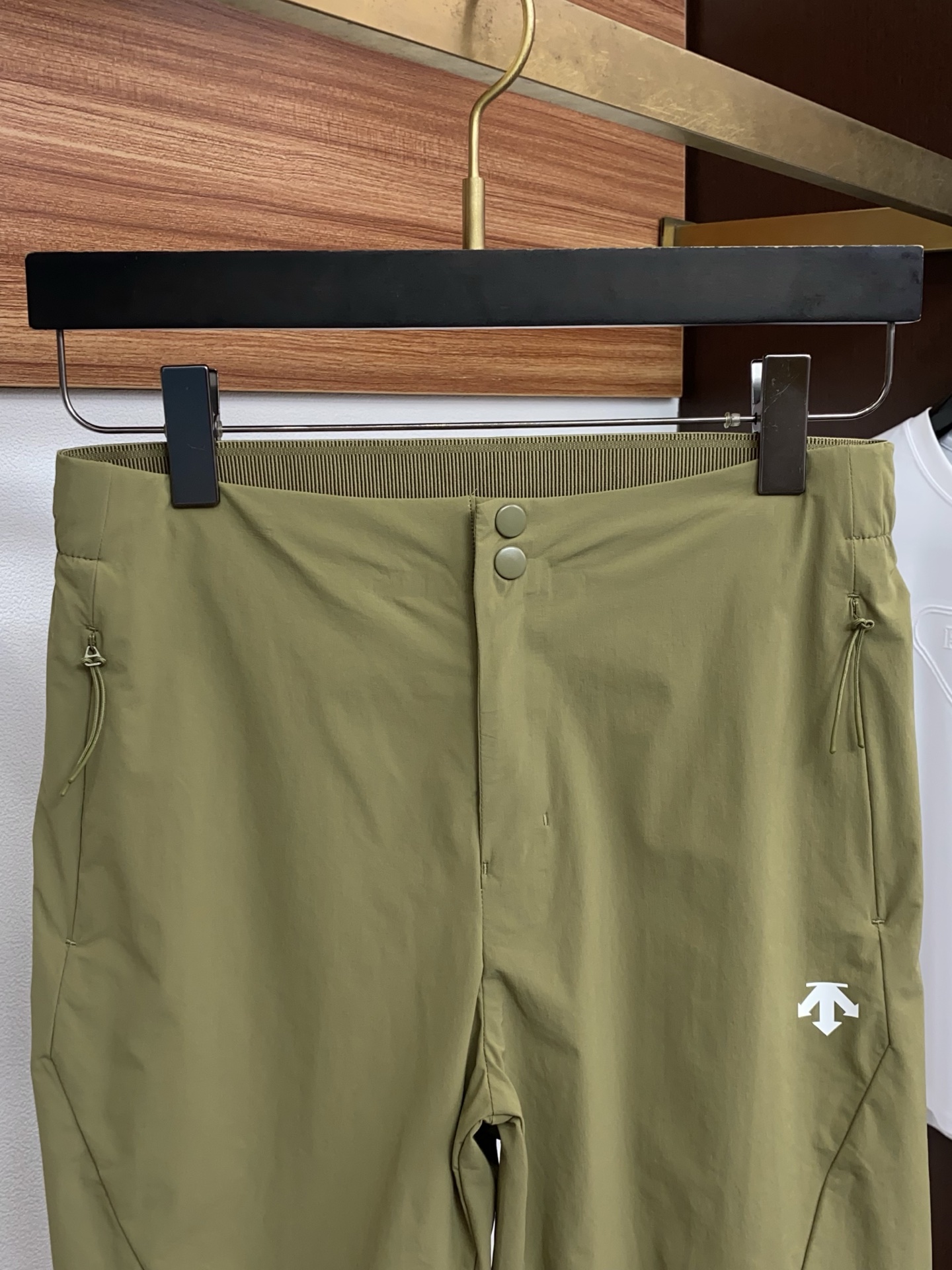 迪桑特 春夏新款休闲短裤 品牌经典系列 速干面料 舒适度极好，手触感强烈。原版品牌logo 辨识度极高 