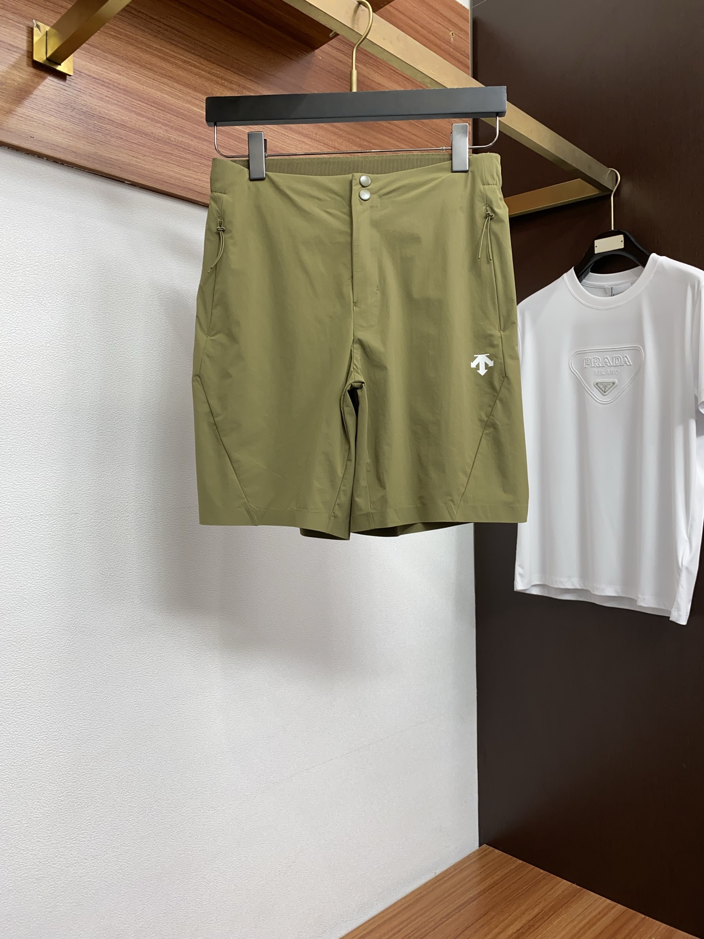 迪桑特 春夏新款休闲短裤 品牌经典系列 速干面料 舒适度极好，手触感强烈。原版品牌logo 辨识度极高 