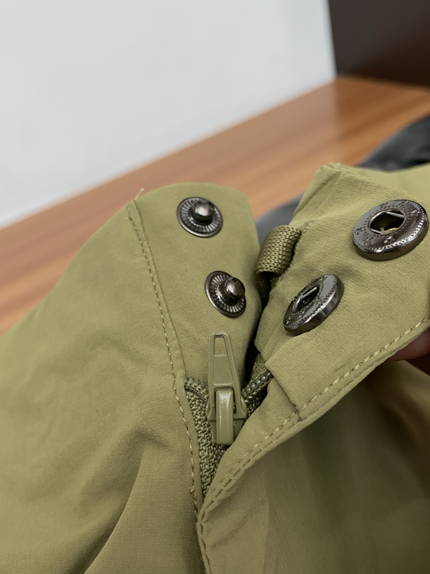 迪桑特 春夏新款休闲短裤 品牌经典系列 速干面料 舒适度极好，手触感强烈。原版品牌logo 辨识度极高 