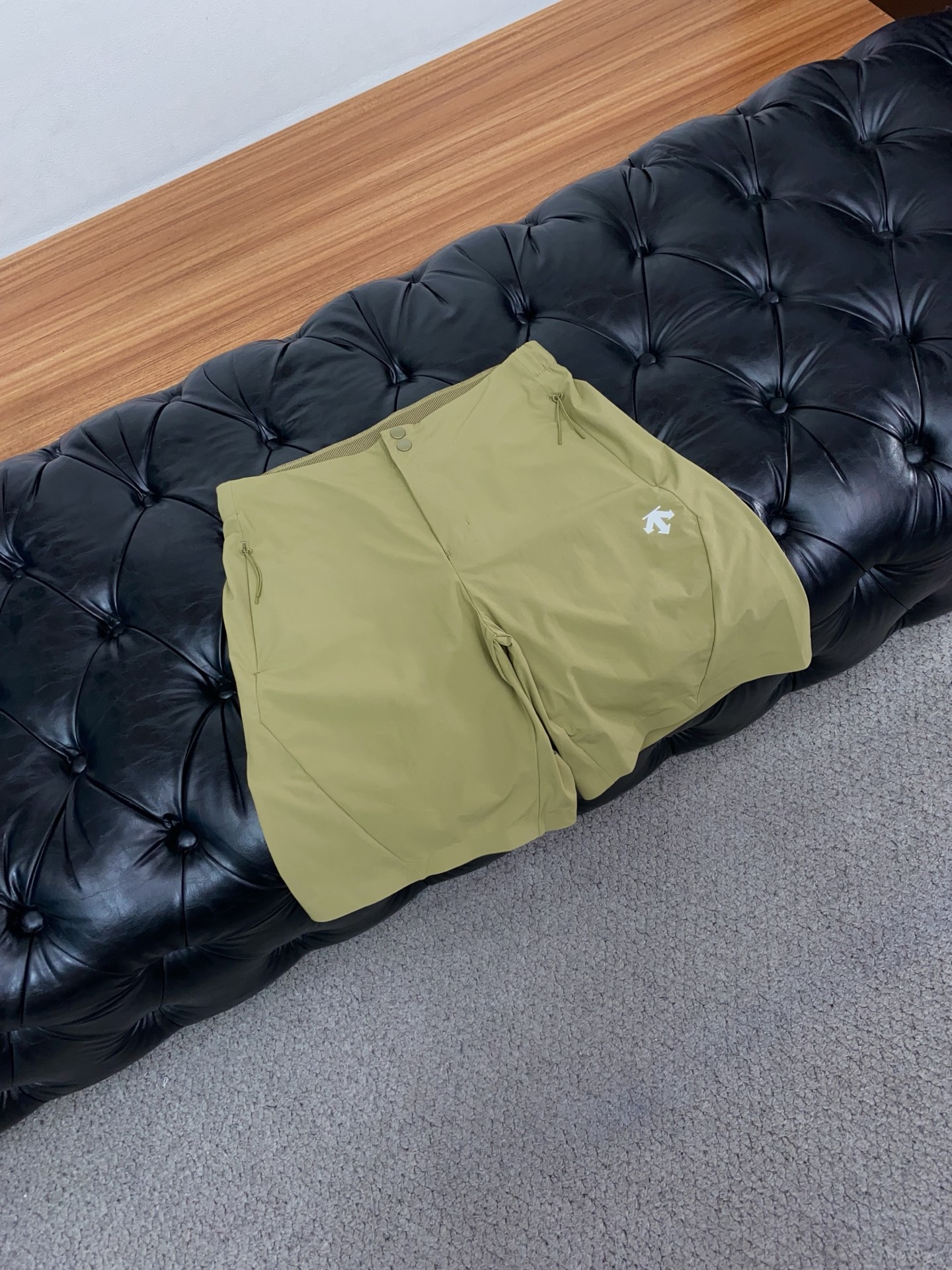 迪桑特 春夏新款休闲短裤 品牌经典系列 速干面料 舒适度极好，手触感强烈。原版品牌logo 辨识度极高 