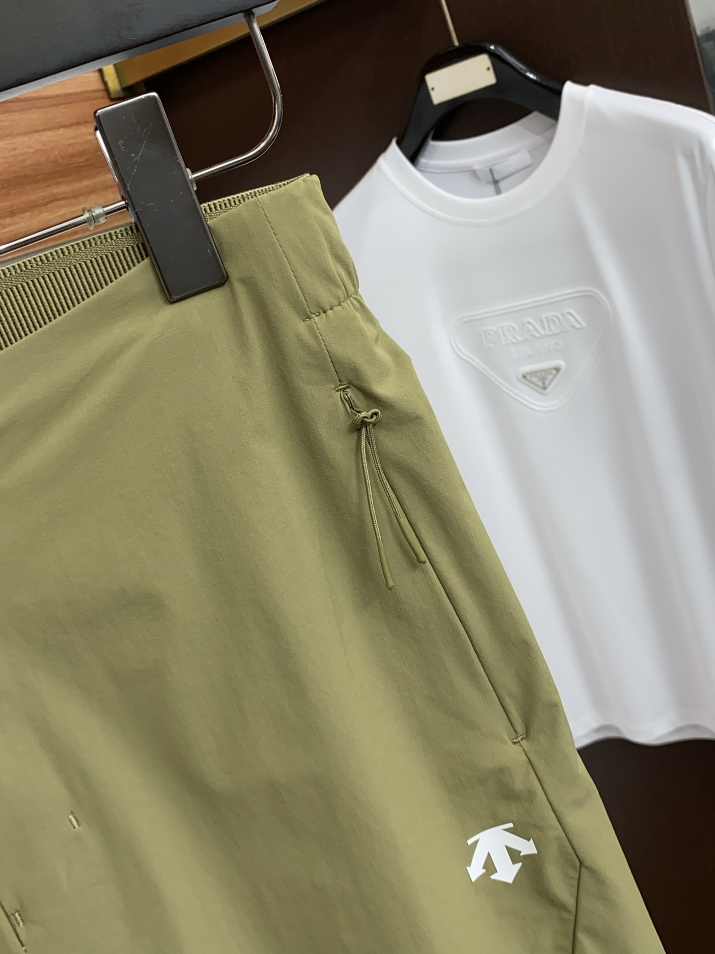 迪桑特 春夏新款休闲短裤 品牌经典系列 速干面料 舒适度极好，手触感强烈。原版品牌logo 辨识度极高 