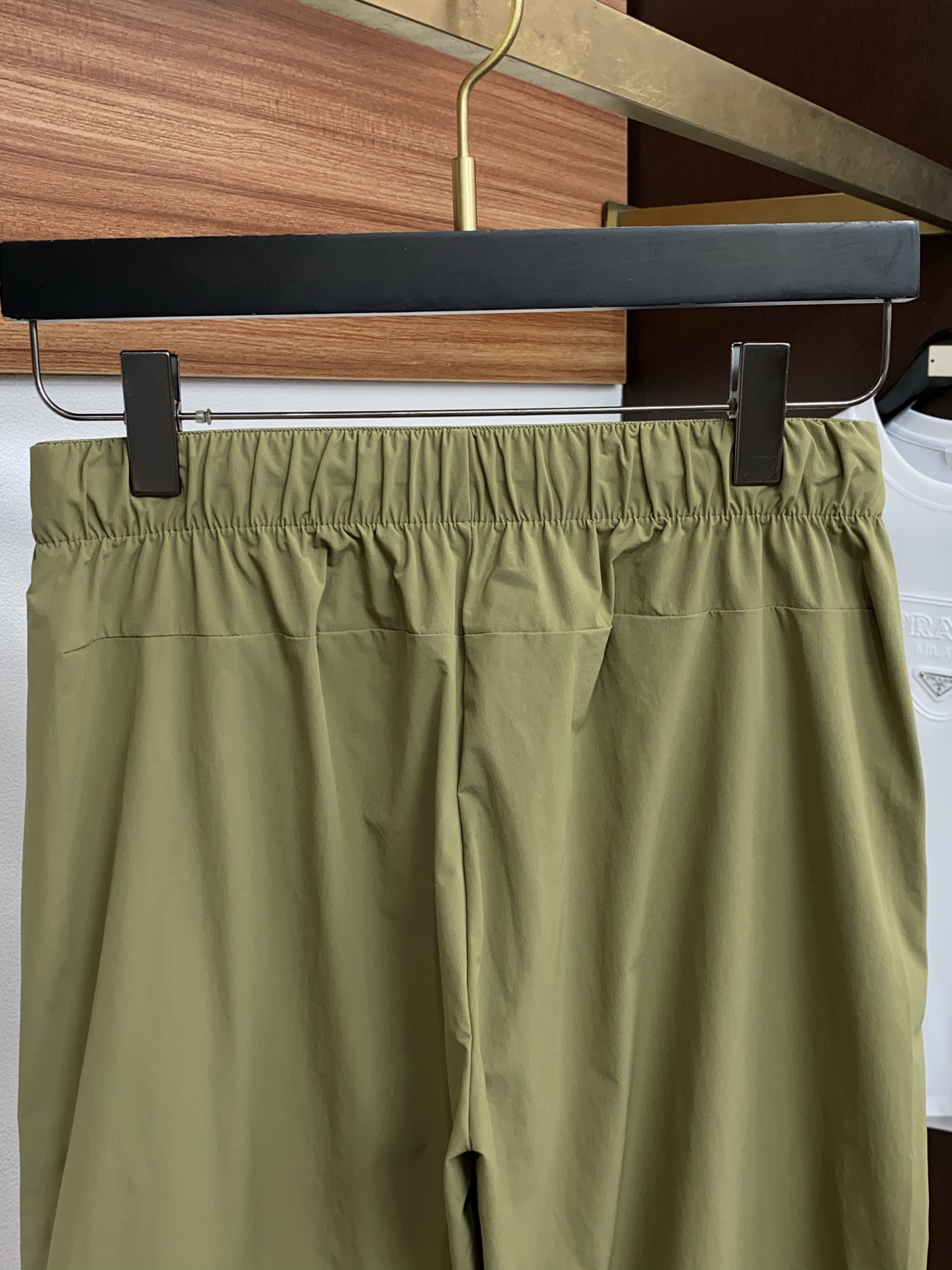 迪桑特 春夏新款休闲短裤 品牌经典系列 速干面料 舒适度极好，手触感强烈。原版品牌logo 辨识度极高 