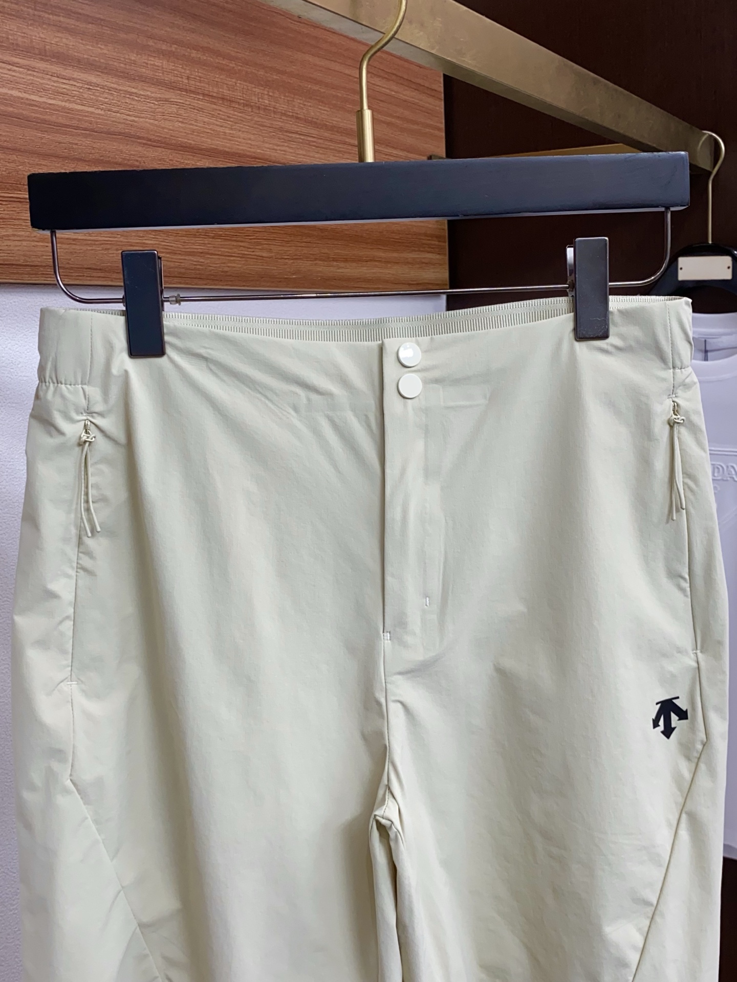 迪桑特 春夏新款休闲短裤 品牌经典系列 速干面料 舒适度极好，手触感强烈。原版品牌logo 辨识度极高 