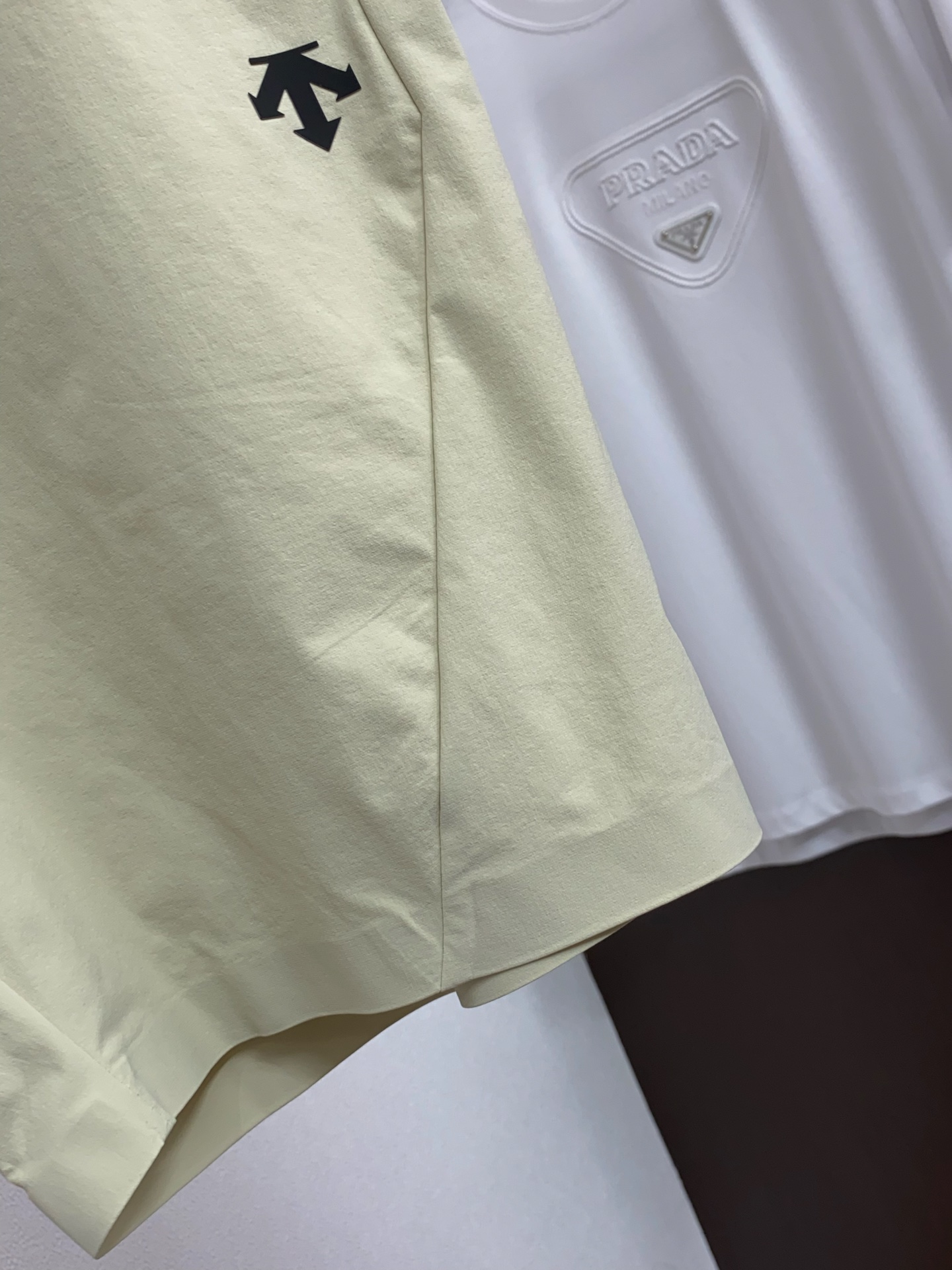 迪桑特 春夏新款休闲短裤 品牌经典系列 速干面料 舒适度极好，手触感强烈。原版品牌logo 辨识度极高 