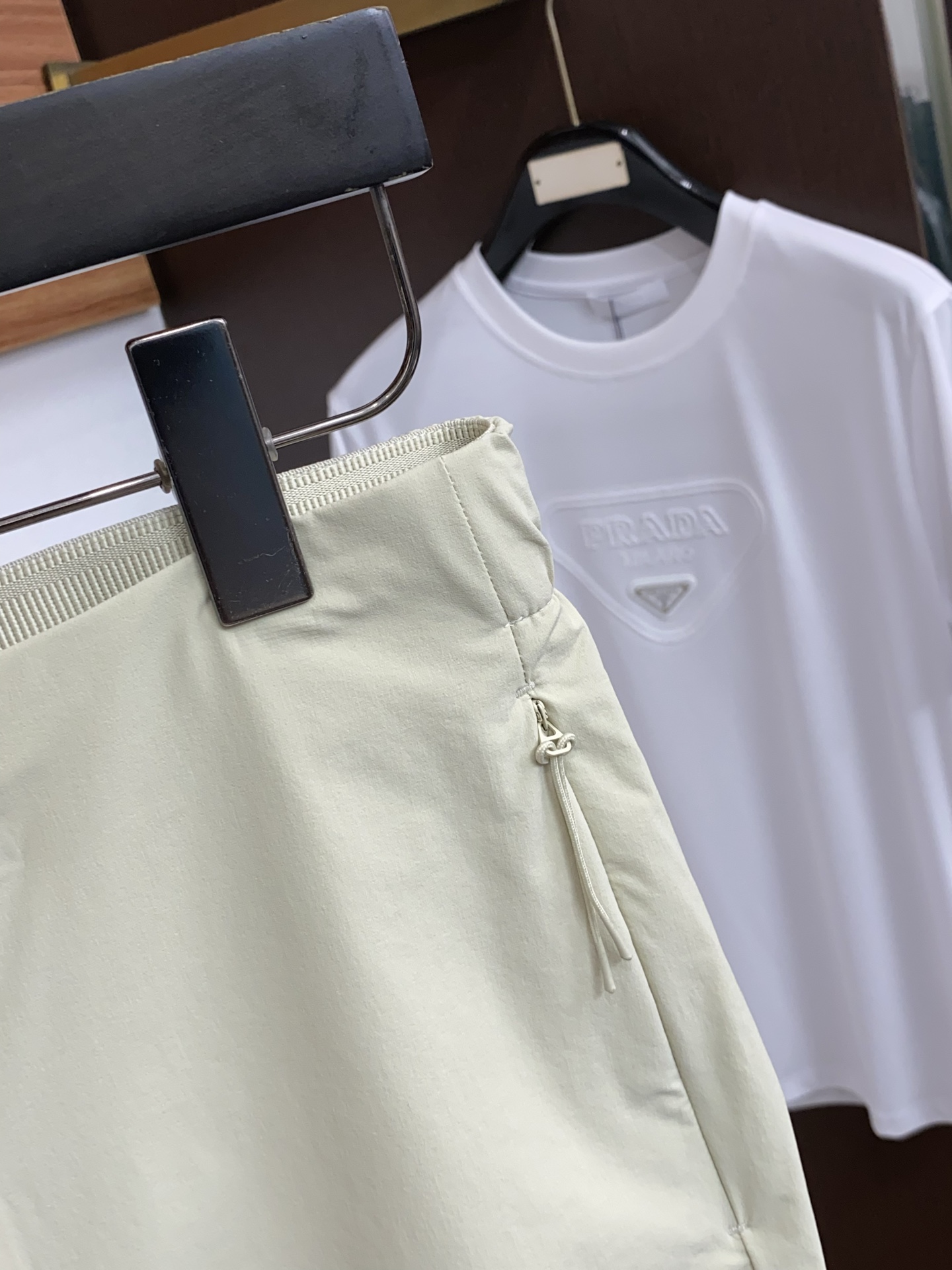 迪桑特 春夏新款休闲短裤 品牌经典系列 速干面料 舒适度极好，手触感强烈。原版品牌logo 辨识度极高 