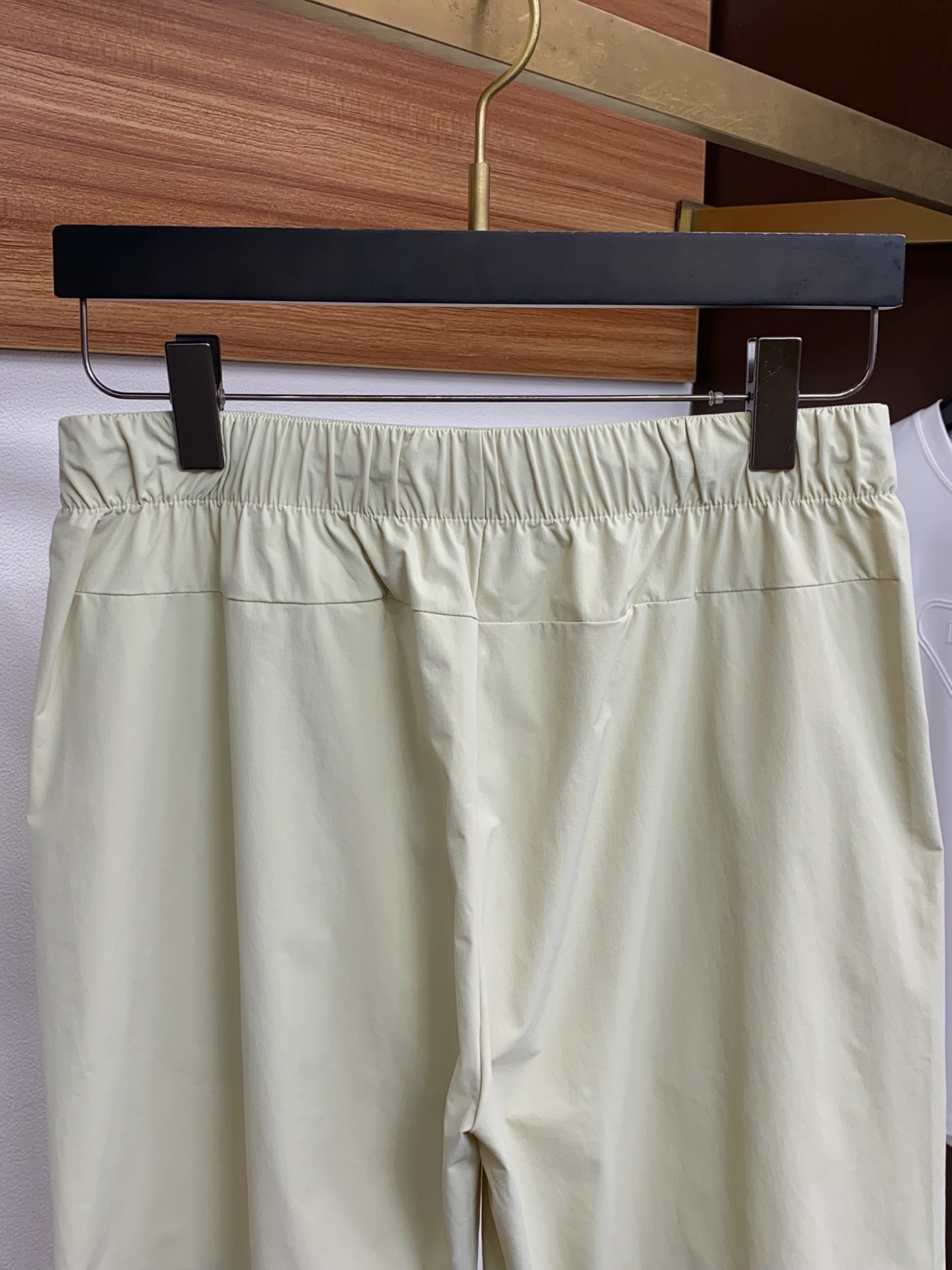 迪桑特 春夏新款休闲短裤 品牌经典系列 速干面料 舒适度极好，手触感强烈。原版品牌logo 辨识度极高 