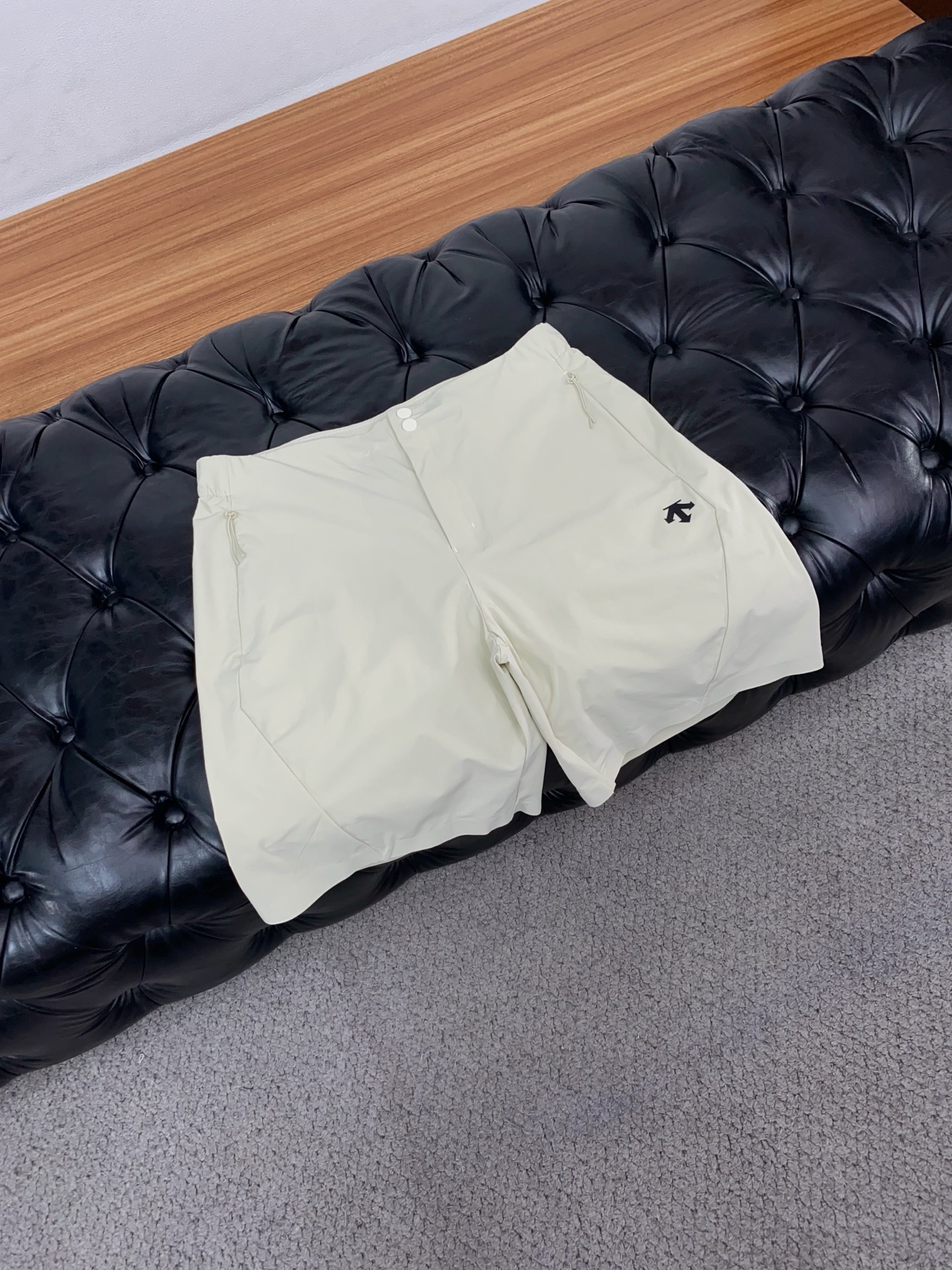 迪桑特 春夏新款休闲短裤 品牌经典系列 速干面料 舒适度极好，手触感强烈。原版品牌logo 辨识度极高 