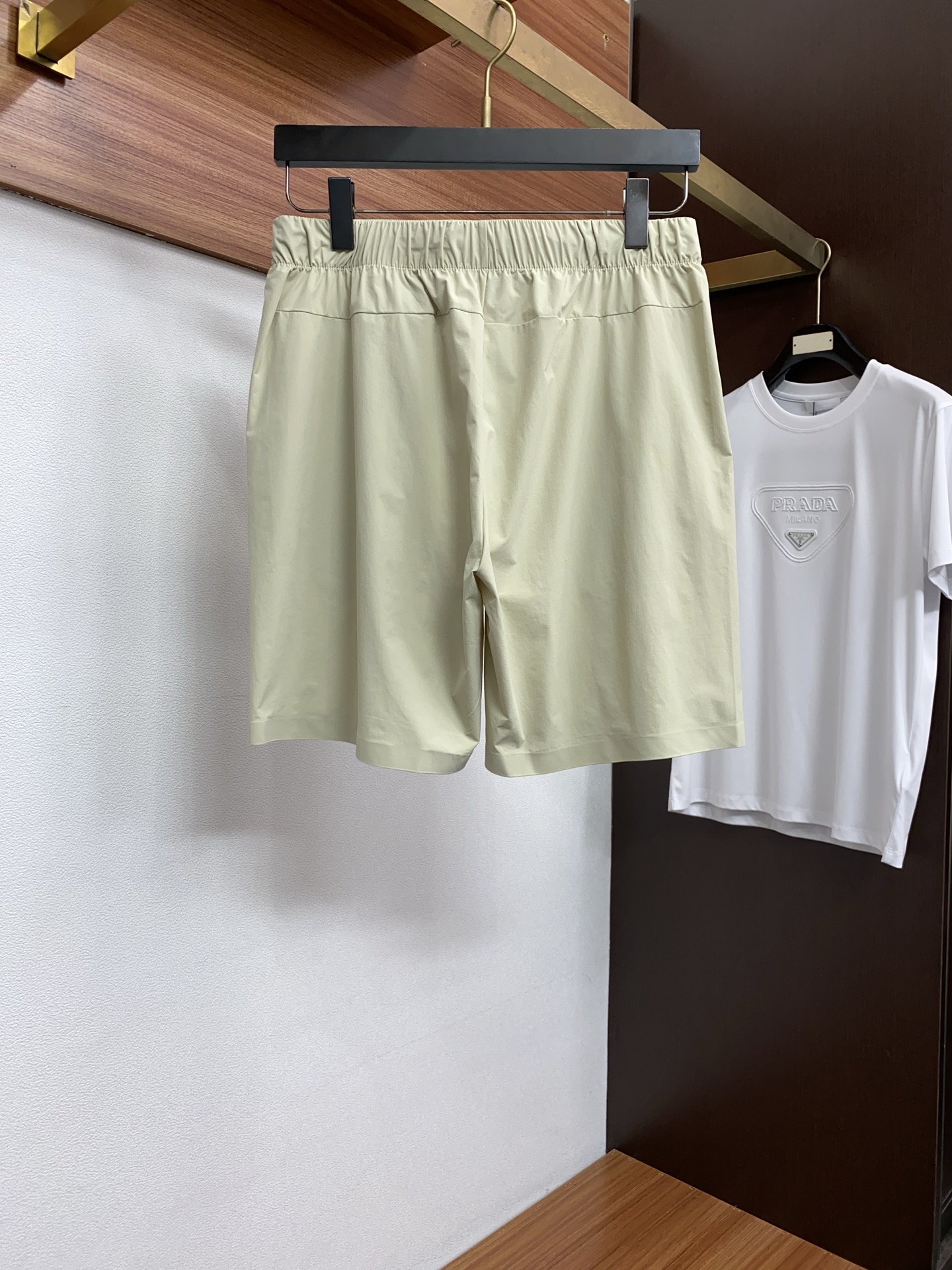 迪桑特 春夏新款休闲短裤 品牌经典系列 速干面料 舒适度极好，手触感强烈。原版品牌logo 辨识度极高 