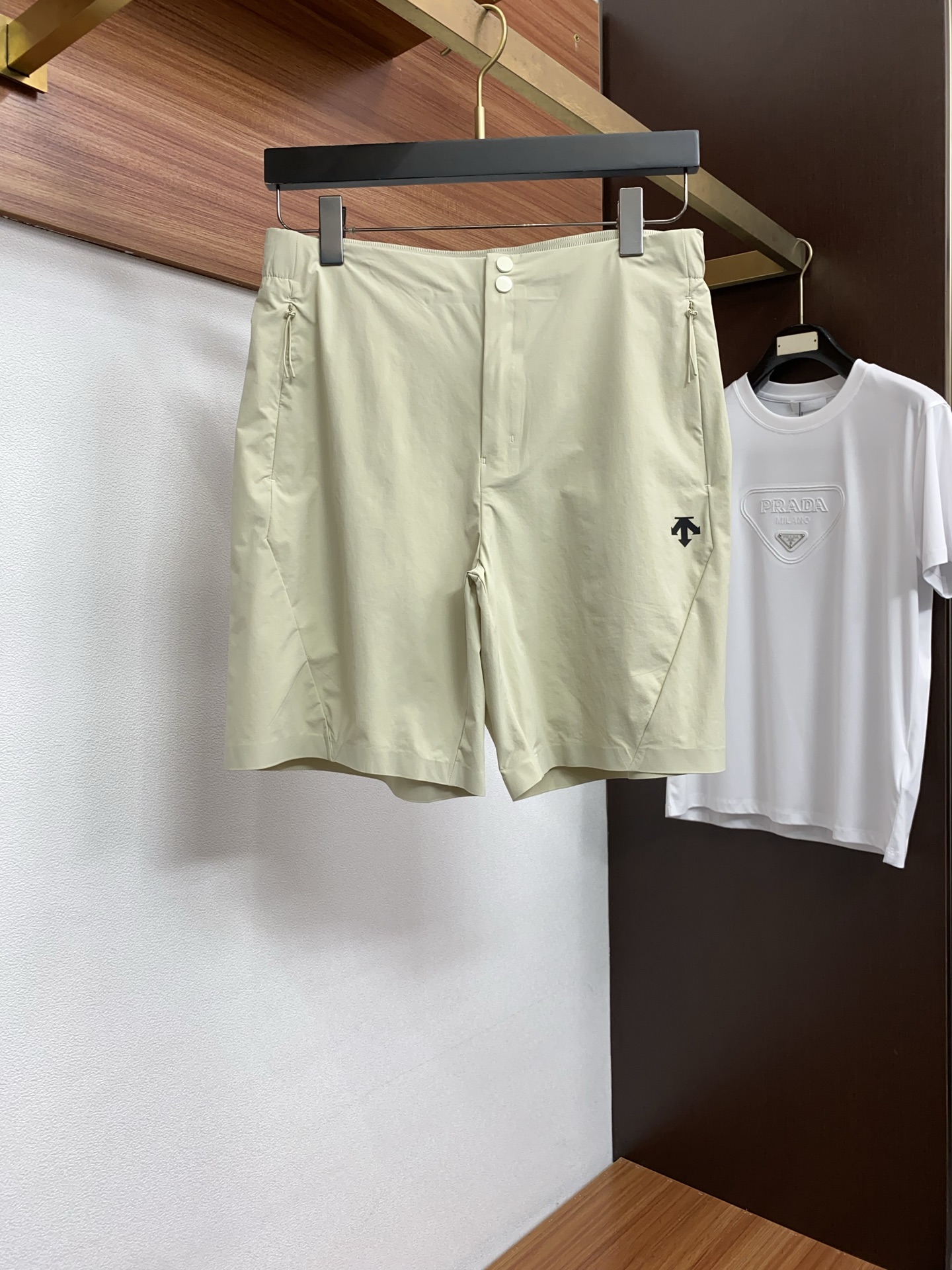 迪桑特 春夏新款休闲短裤 品牌经典系列 速干面料 舒适度极好，手触感强烈。原版品牌logo 辨识度极高 