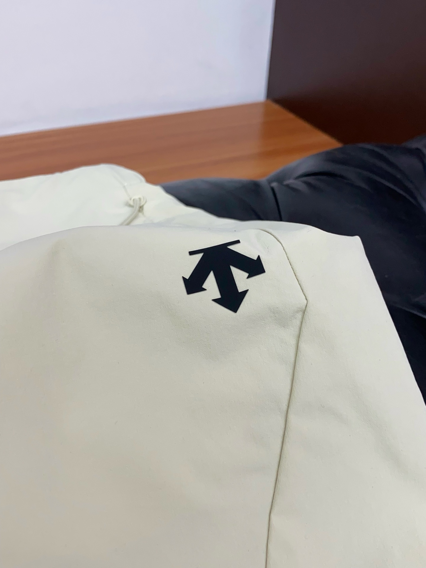 迪桑特 春夏新款休闲短裤 品牌经典系列 速干面料 舒适度极好，手触感强烈。原版品牌logo 辨识度极高 