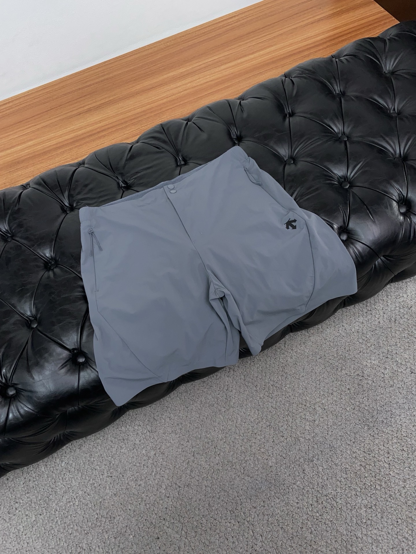 迪桑特 春夏新款休闲短裤 品牌经典系列 速干面料 舒适度极好，手触感强烈。原版品牌logo 辨识度极高 