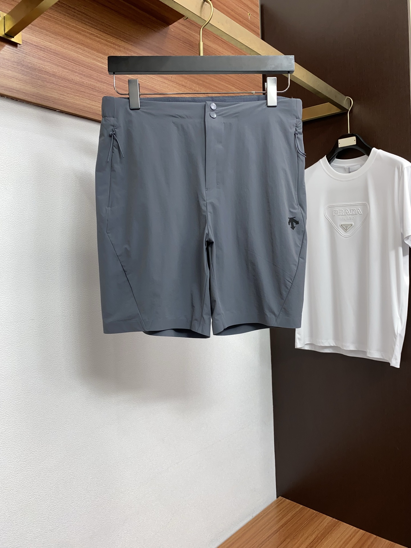 迪桑特 春夏新款休闲短裤 品牌经典系列 速干面料 舒适度极好，手触感强烈。原版品牌logo 辨识度极高 