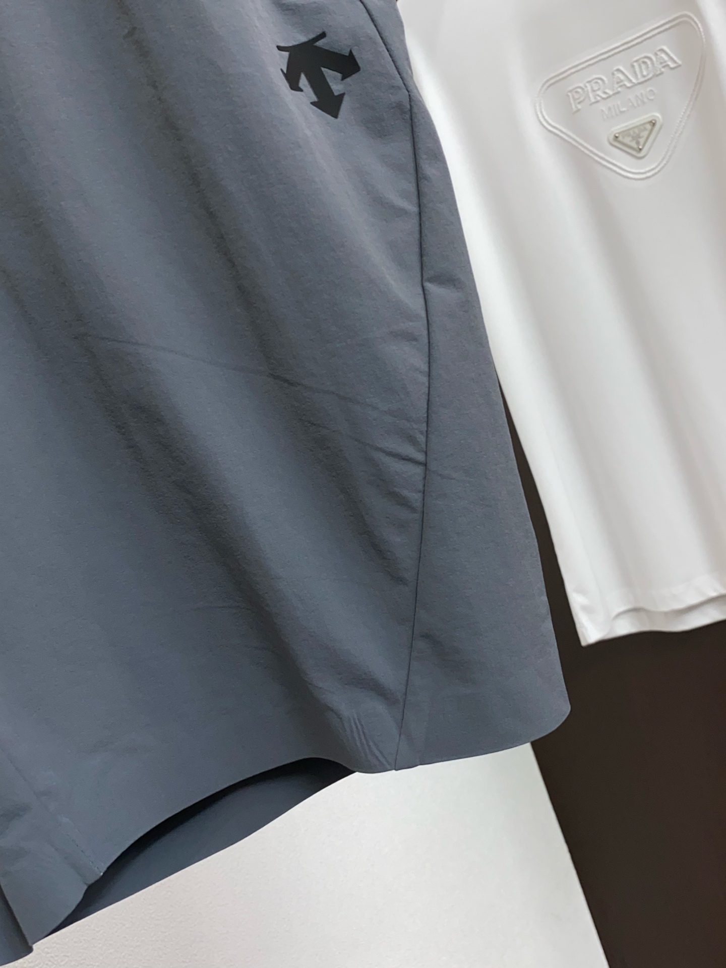 迪桑特 春夏新款休闲短裤 品牌经典系列 速干面料 舒适度极好，手触感强烈。原版品牌logo 辨识度极高 