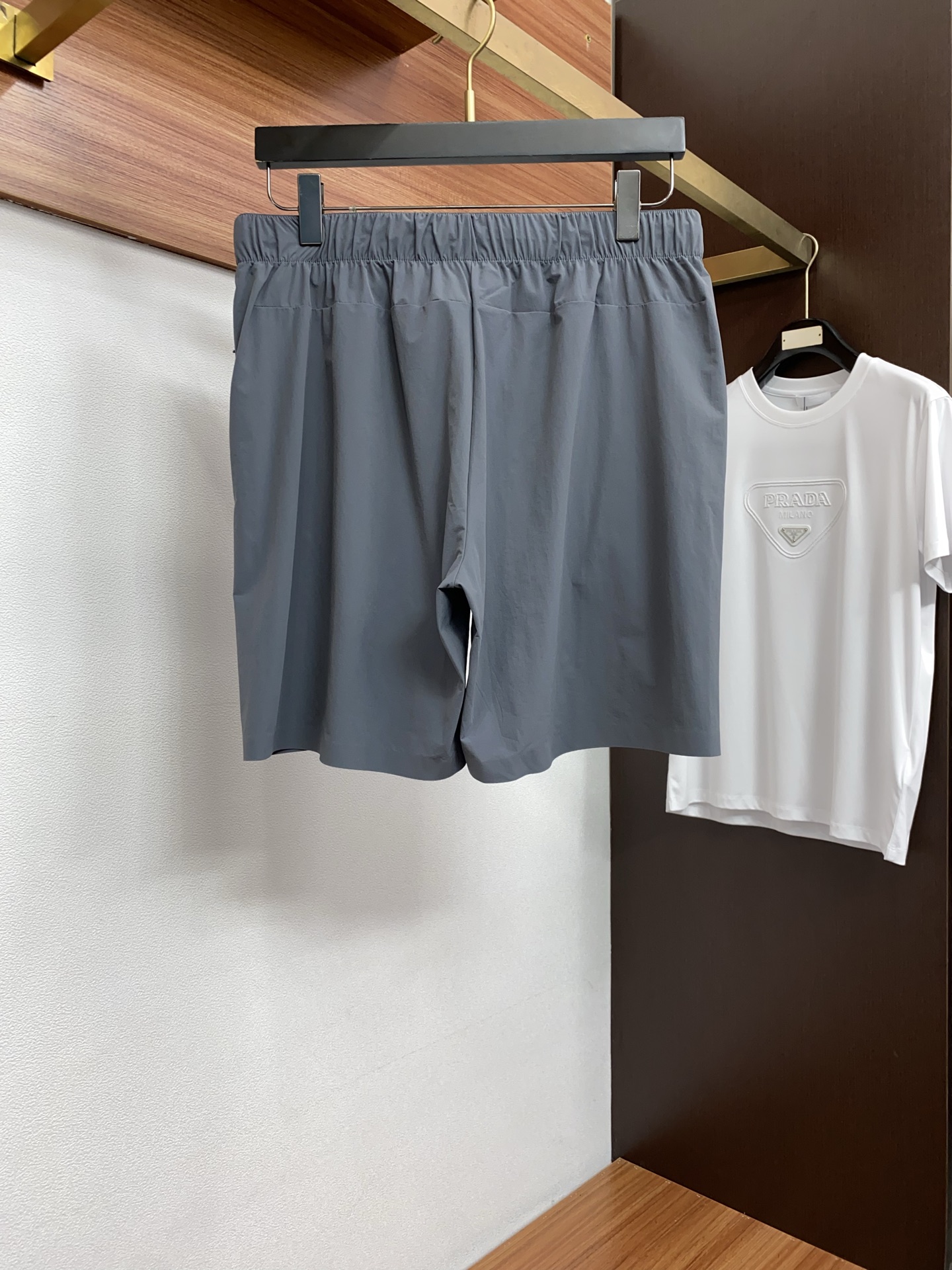 迪桑特 春夏新款休闲短裤 品牌经典系列 速干面料 舒适度极好，手触感强烈。原版品牌logo 辨识度极高 