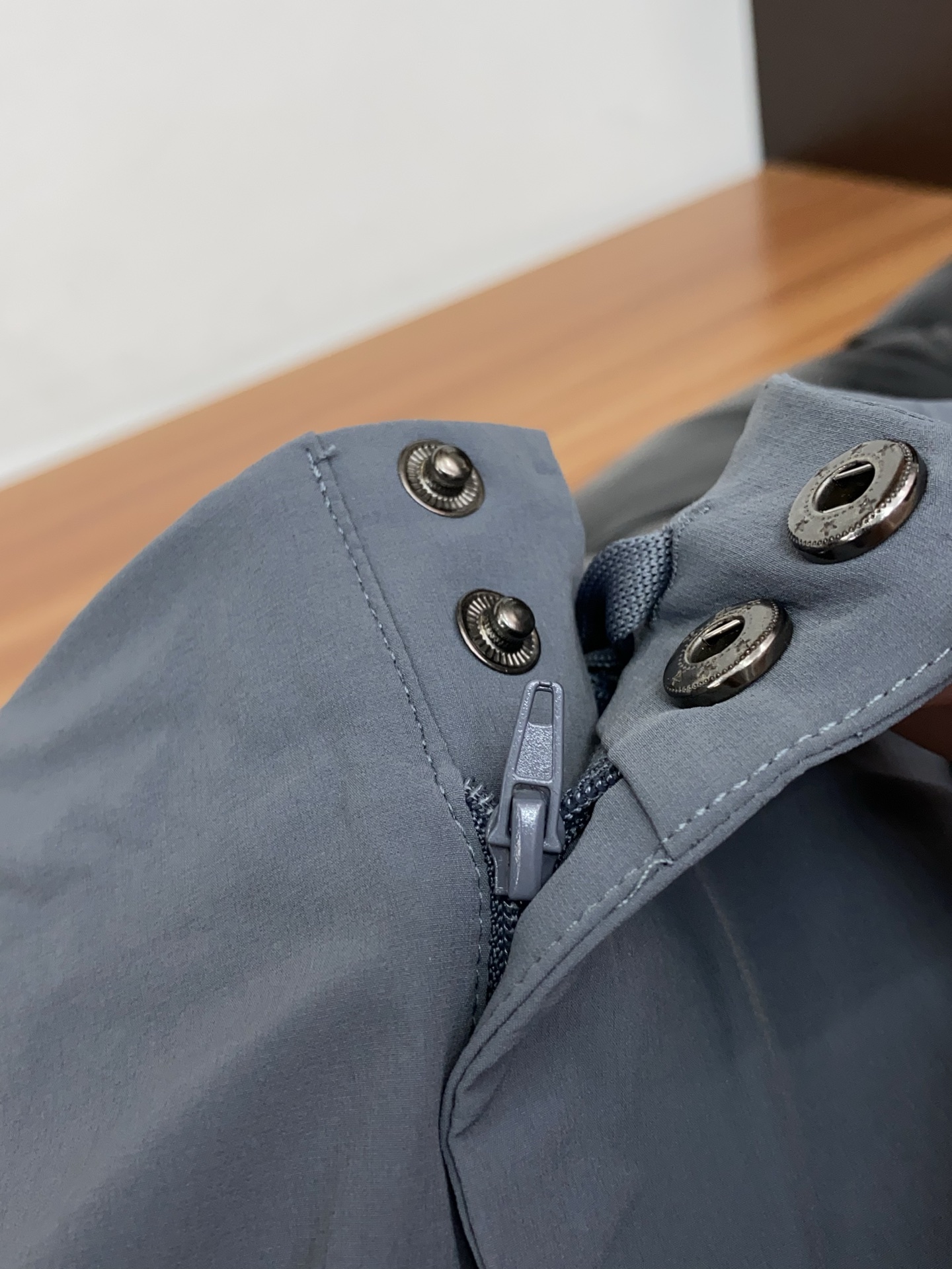 迪桑特 春夏新款休闲短裤 品牌经典系列 速干面料 舒适度极好，手触感强烈。原版品牌logo 辨识度极高 